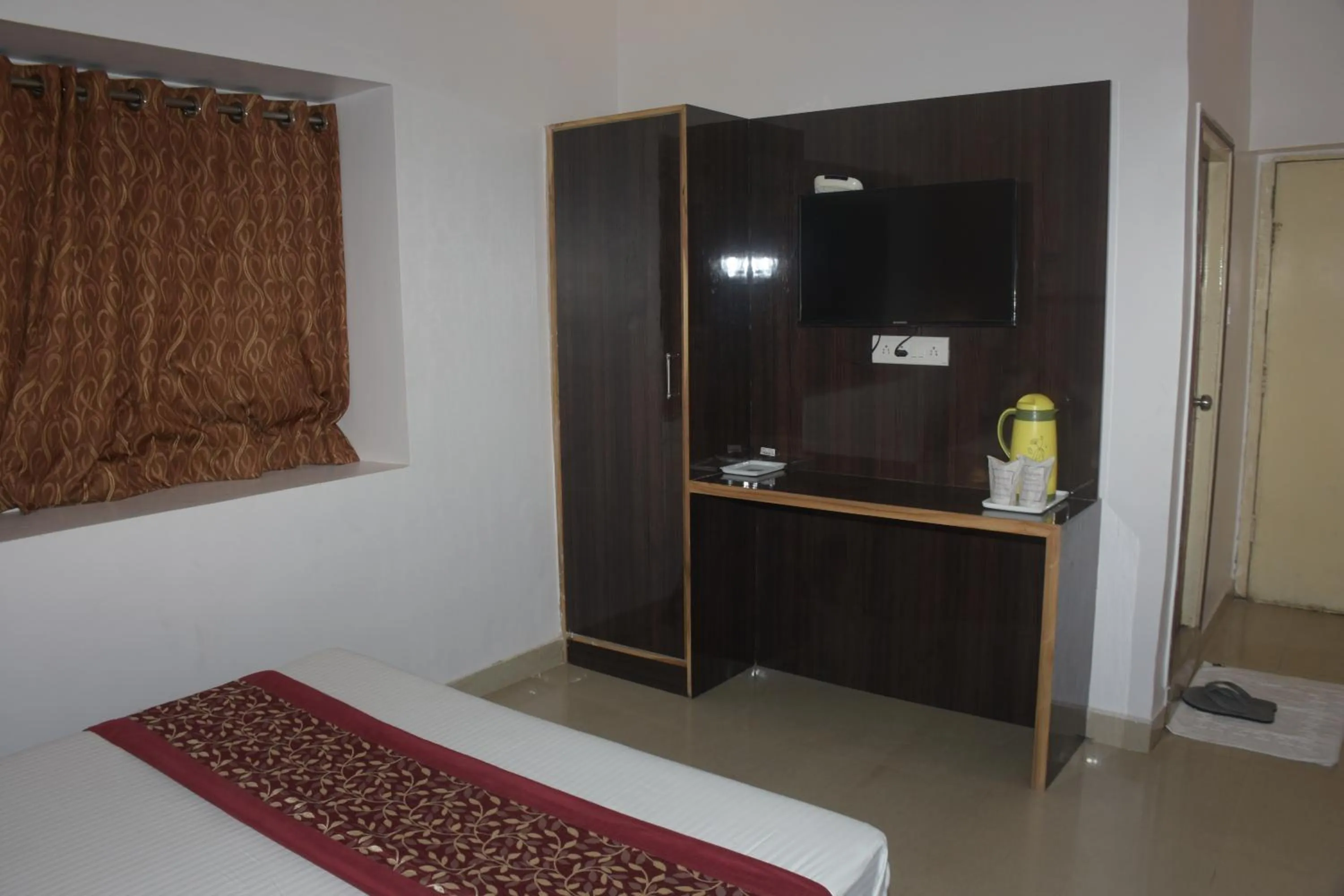 TV and multimedia, Bed in The Leef Inn 500ms from Nakki Lake