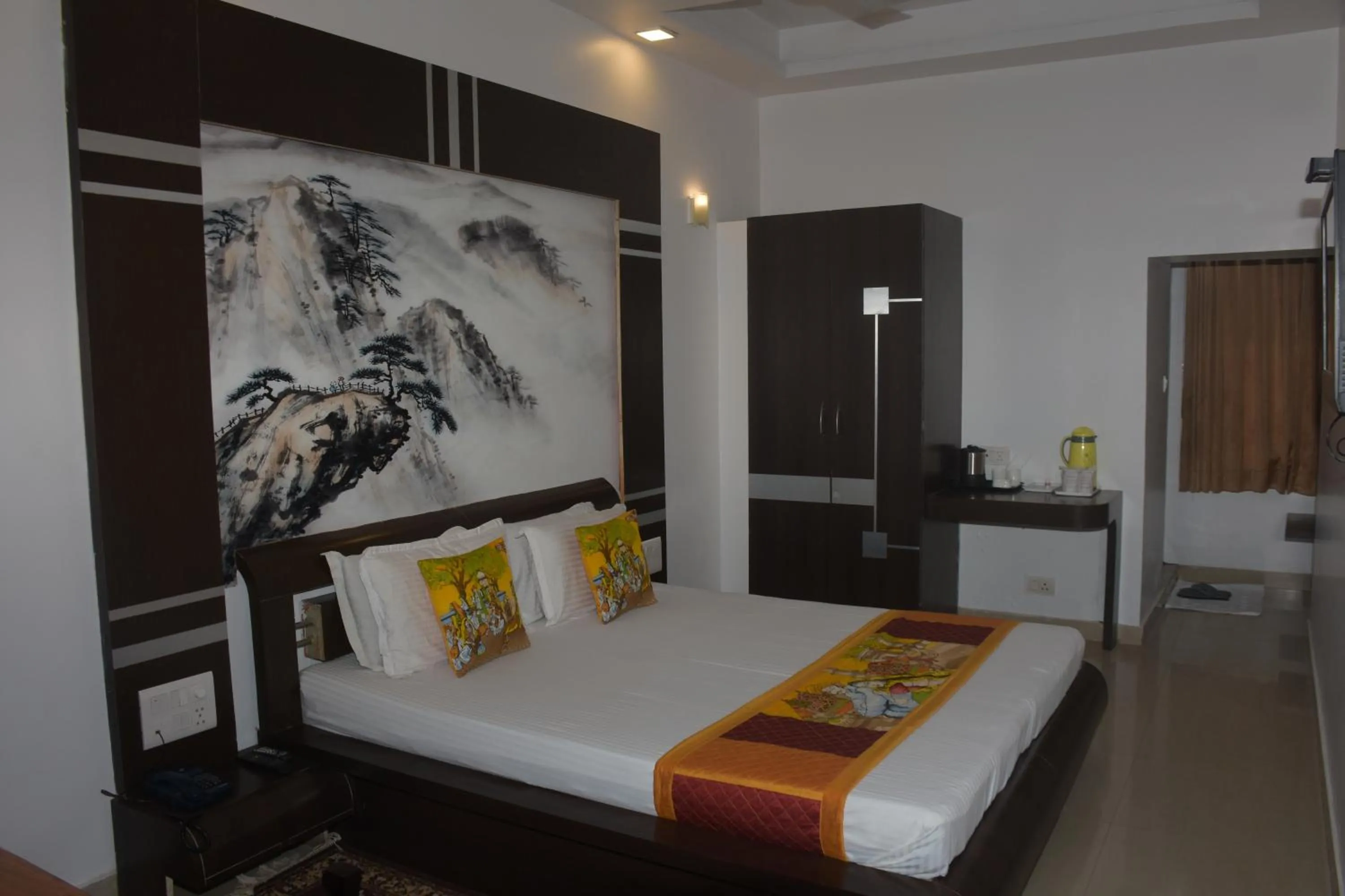 Bed in The Leef Inn 500ms from Nakki Lake