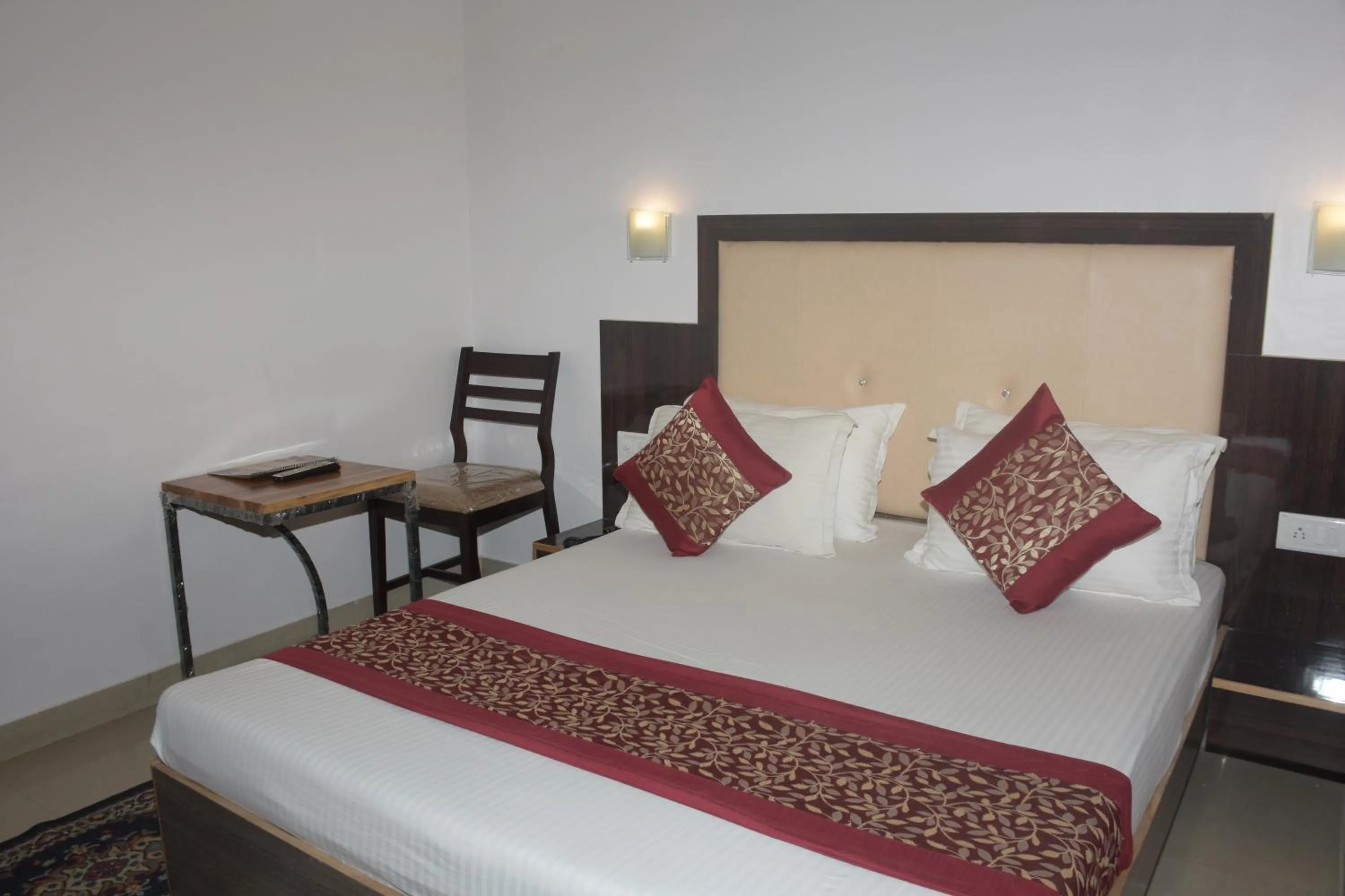 Bed in The Leef Inn 500ms from Nakki Lake