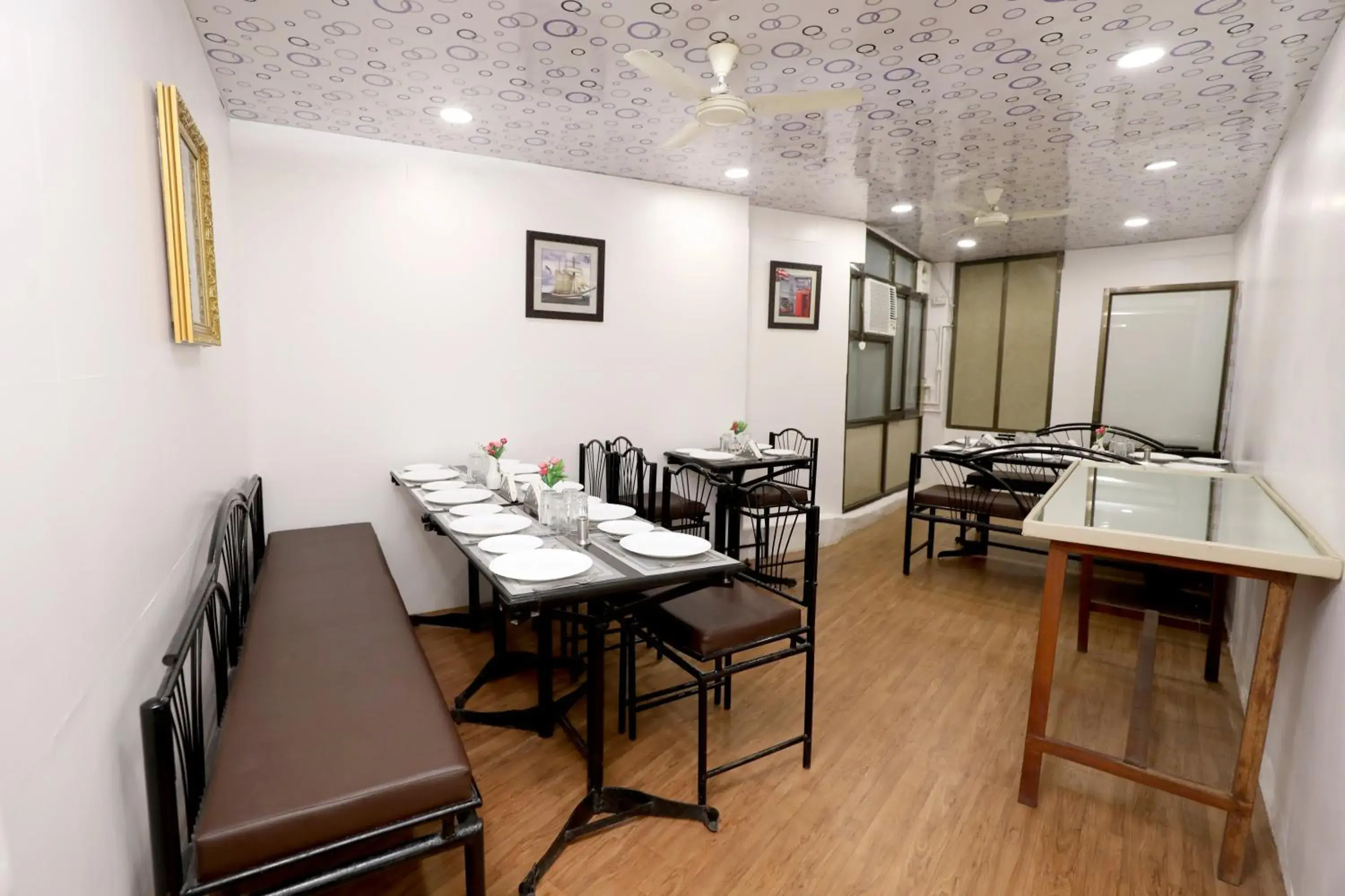 Restaurant/places to eat in The Leef Inn 500ms from Nakki Lake Restaurant/places to eat in The Leef Inn 500ms from Nakki Lake