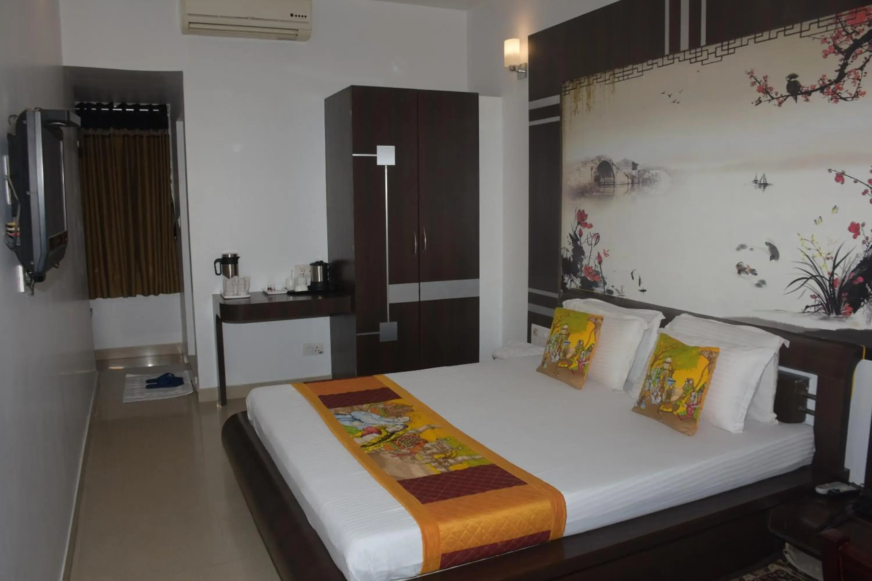 Bed in The Leef Inn 500ms from Nakki Lake Bed in The Leef Inn 500ms from Nakki Lake