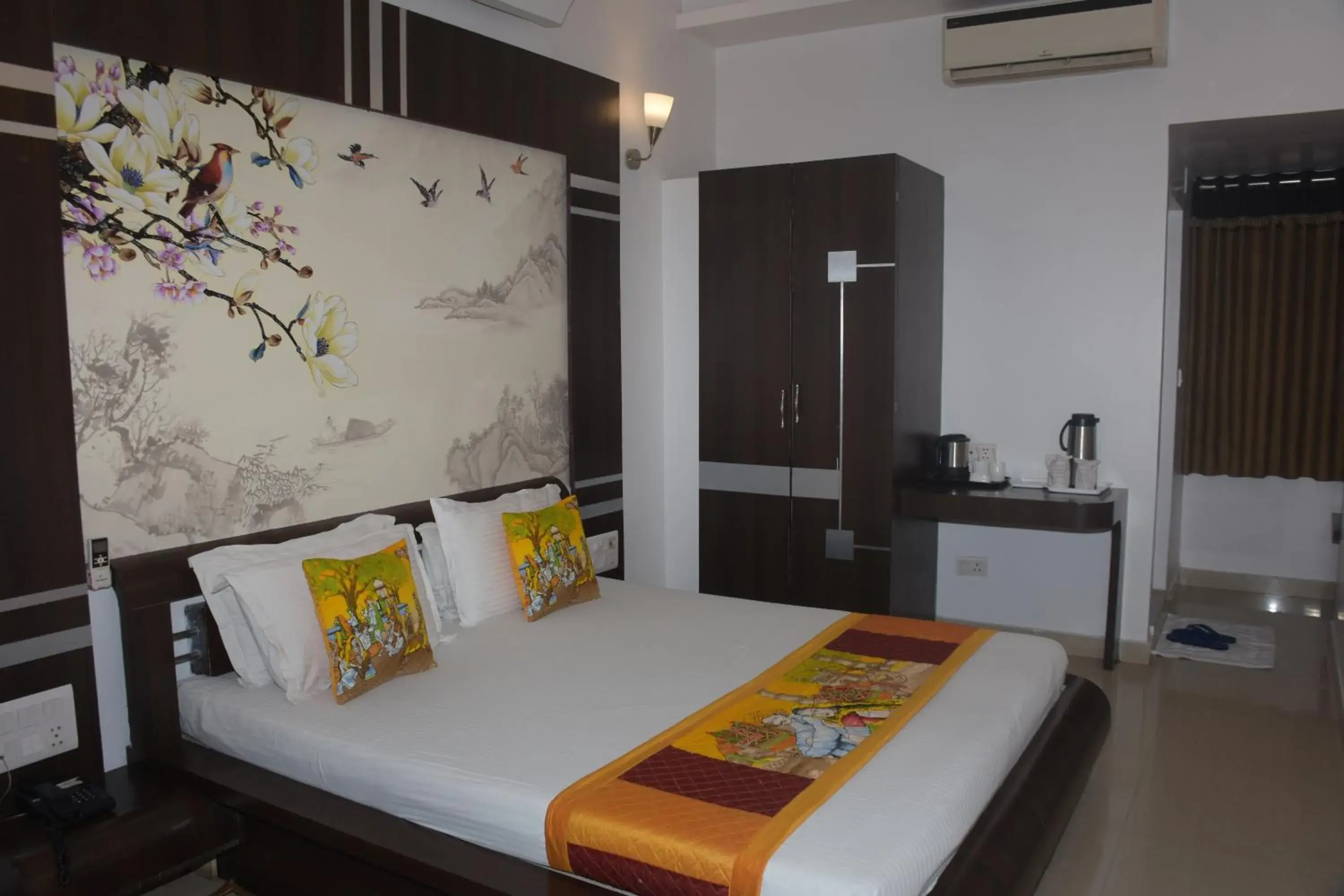 Bed in The Leef Inn 500ms from Nakki Lake Bed in The Leef Inn 500ms from Nakki Lake