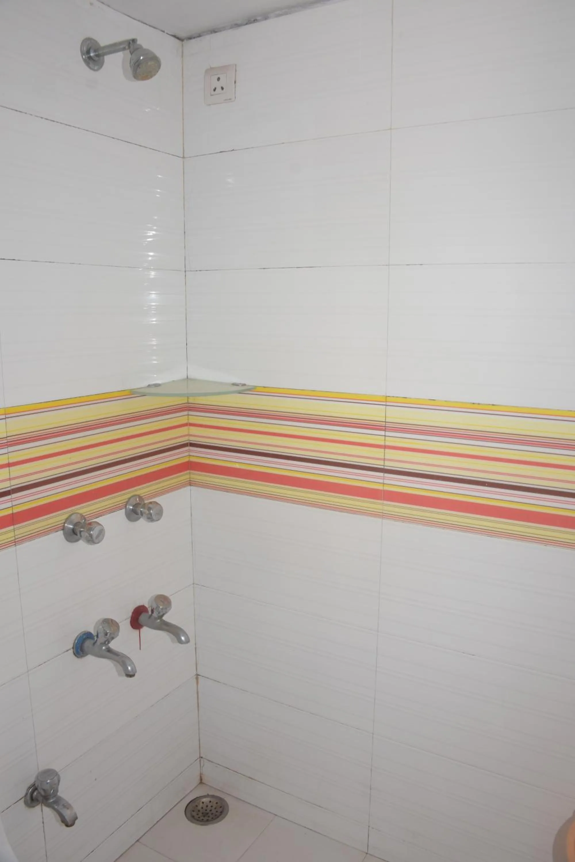 Shower in The Leef Inn 500ms from Nakki Lake