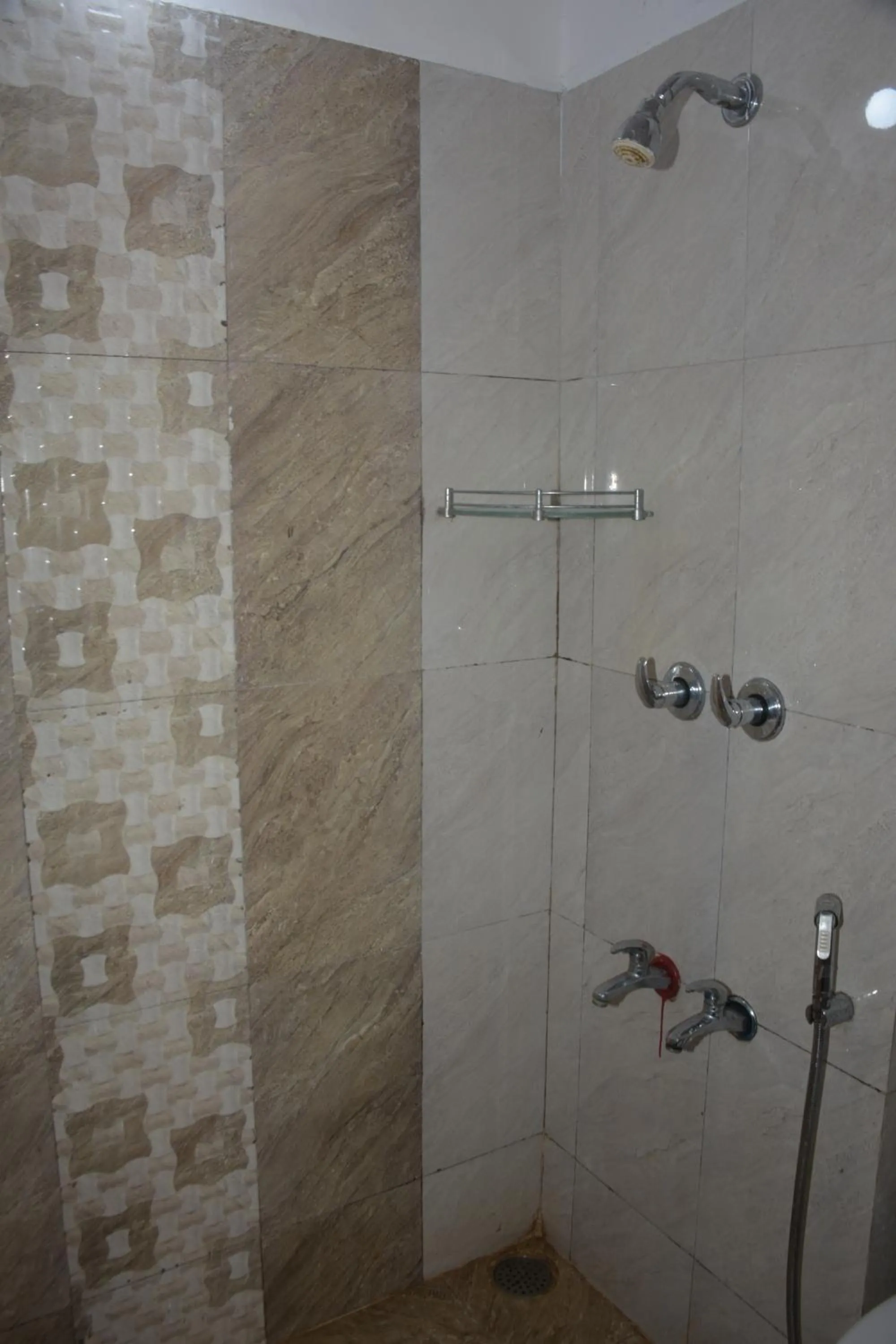 Shower in The Leef Inn 500ms from Nakki Lake