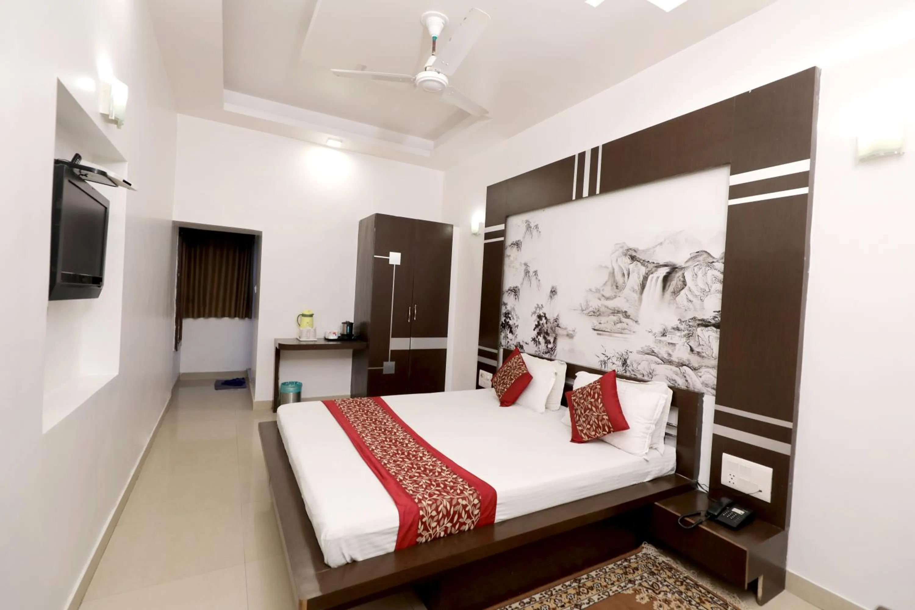 Bed in The Leef Inn 500ms from Nakki Lake