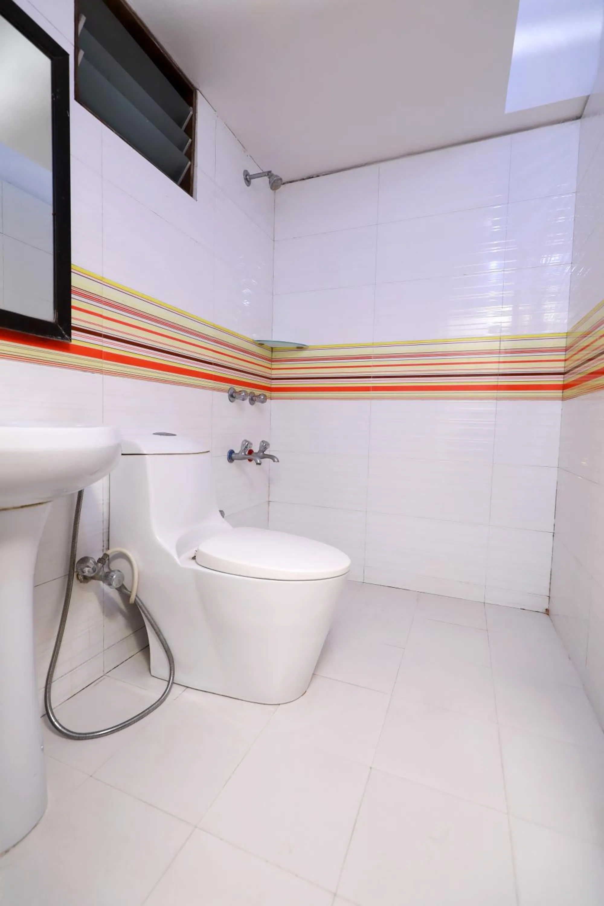 Bathroom in The Leef Inn 500ms from Nakki Lake