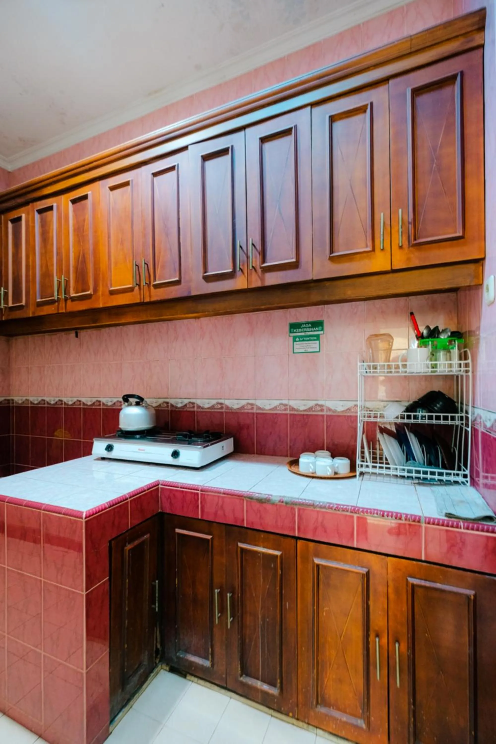 kitchen in Homestay Jogja Pogung Dekat UGM by Simply Homy