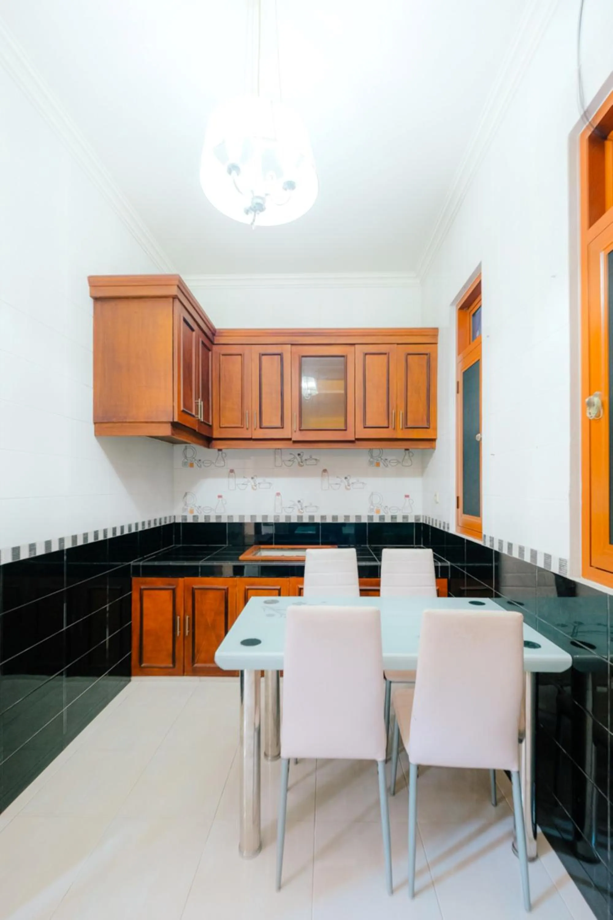 Dining area in Homestay Jogja Pogung Dekat UGM by Simply Homy