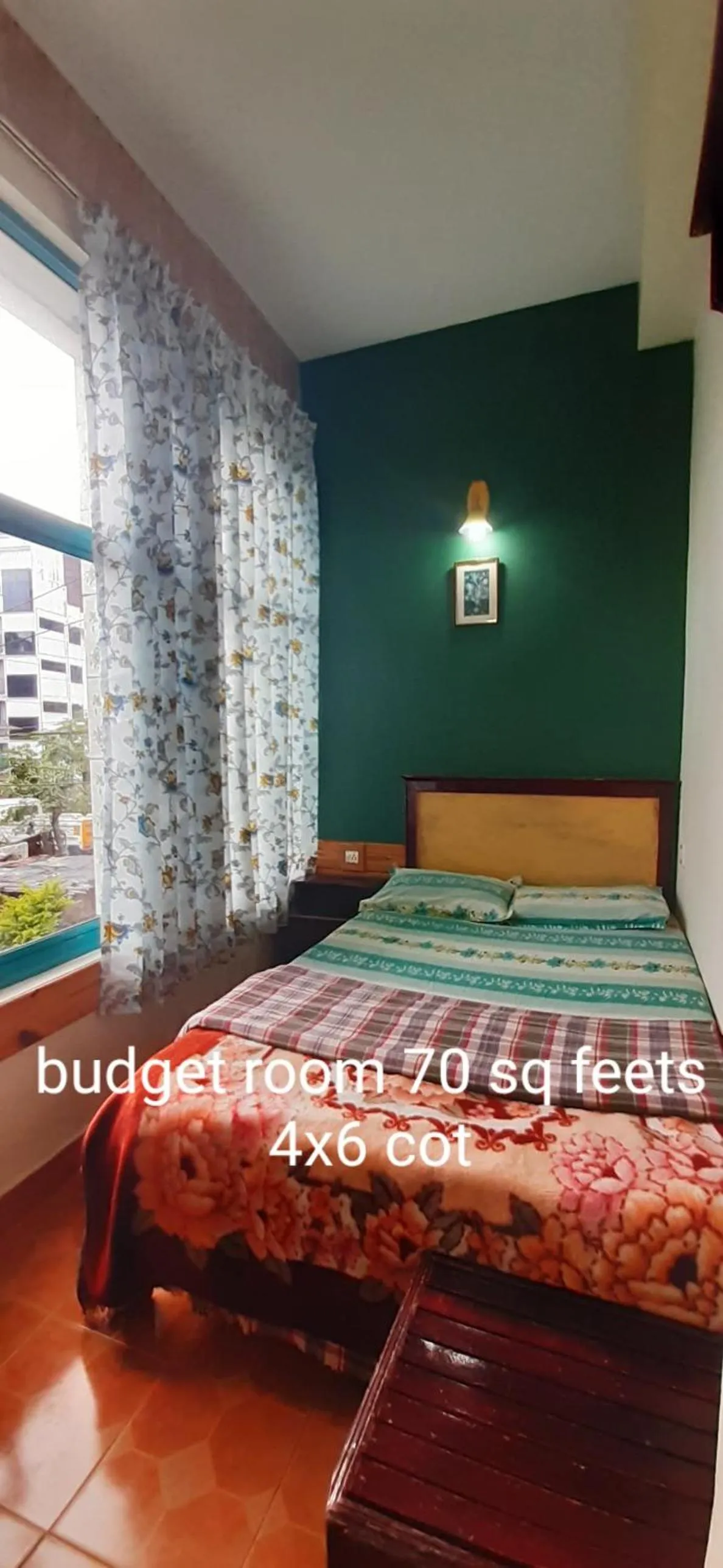 Photo of the whole room, Bed in Greenview holiday inn