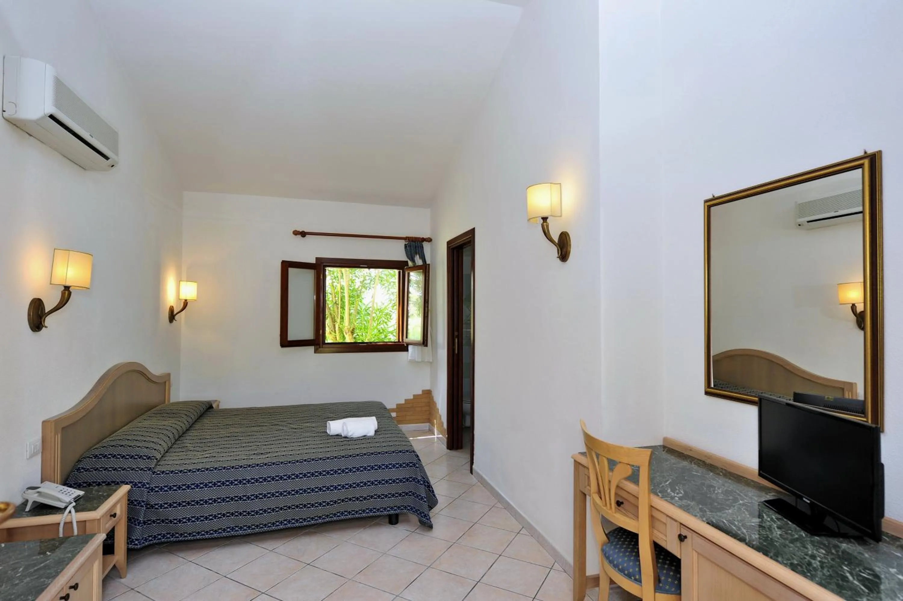 Property building, Bed in Hotel Cala Mirto