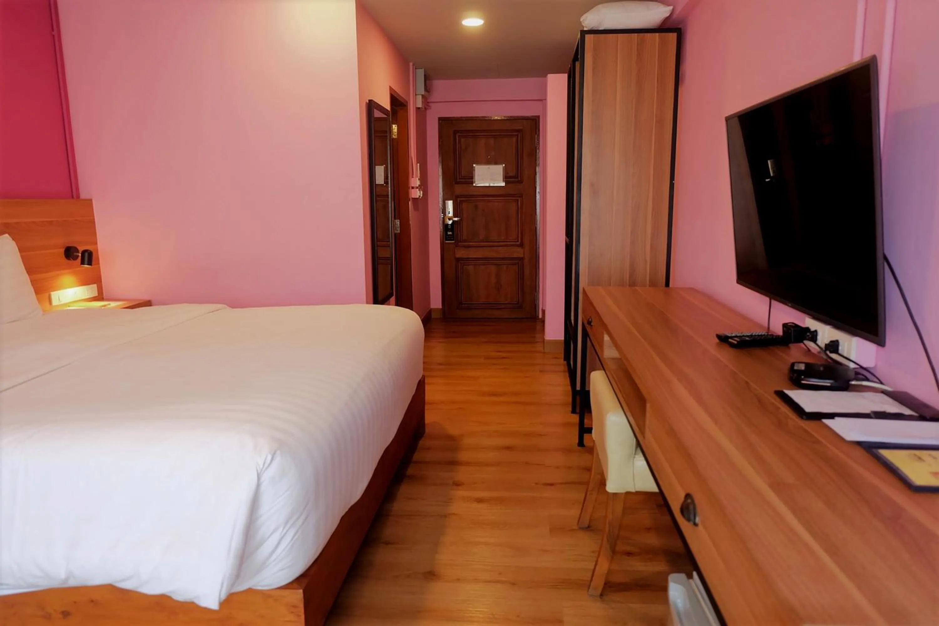 TV and multimedia, Bed in Siri Oriental Bangkok Hotel