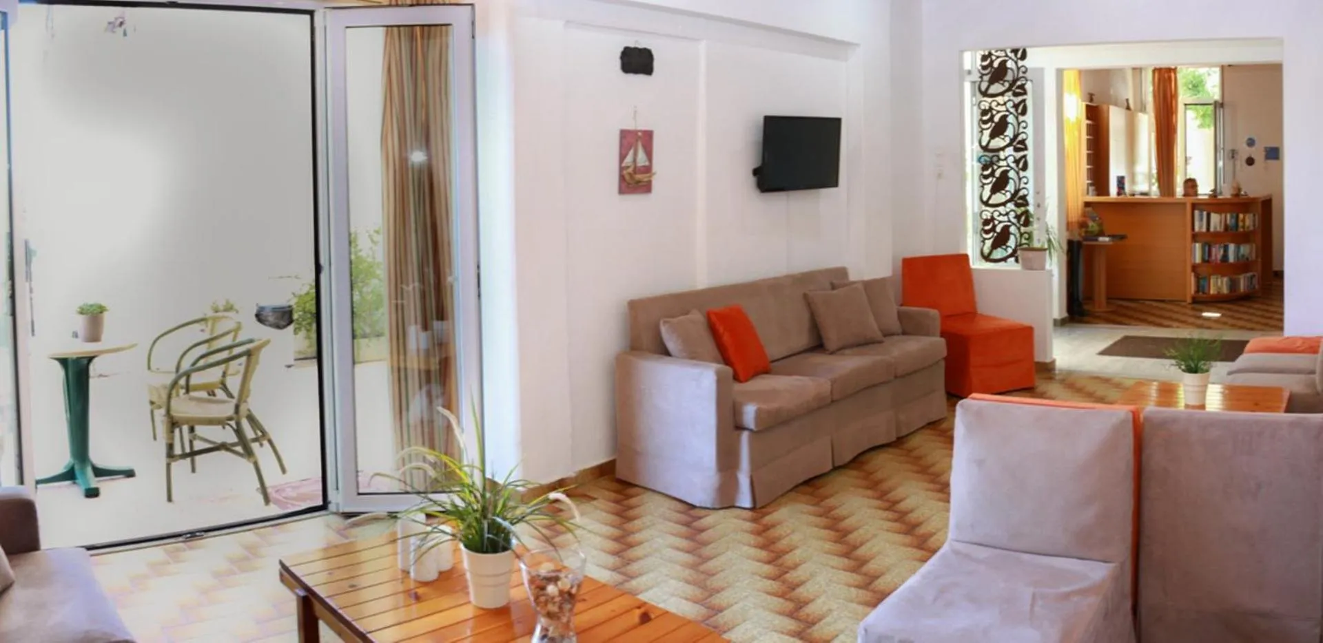 Communal lounge/ TV room in Zorbas Hotel