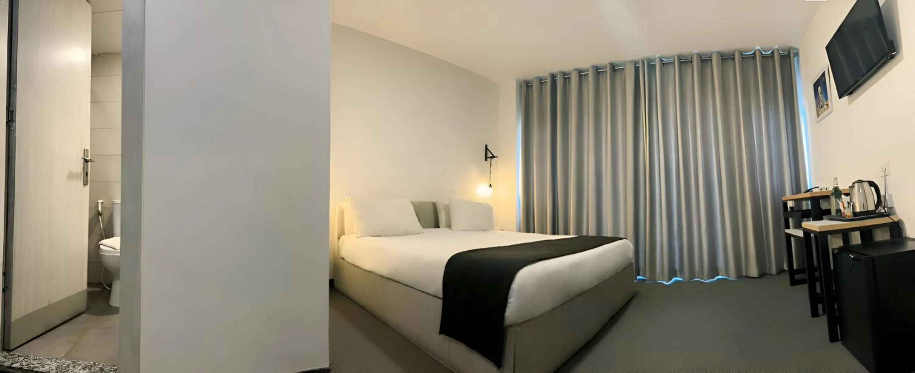 Toilet, Bed in Nomads Hotel