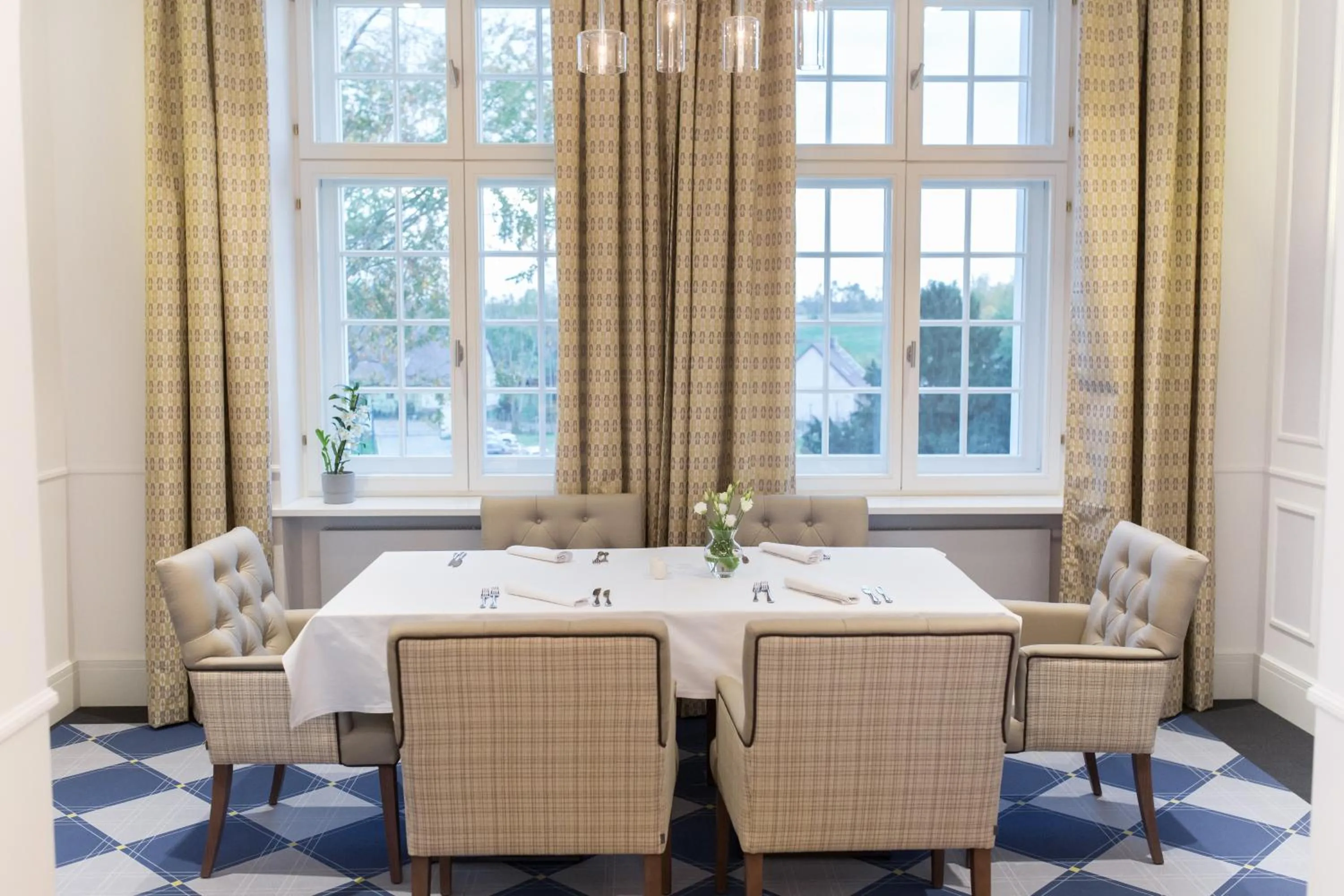 Restaurant/places to eat in Pałac Komierowo