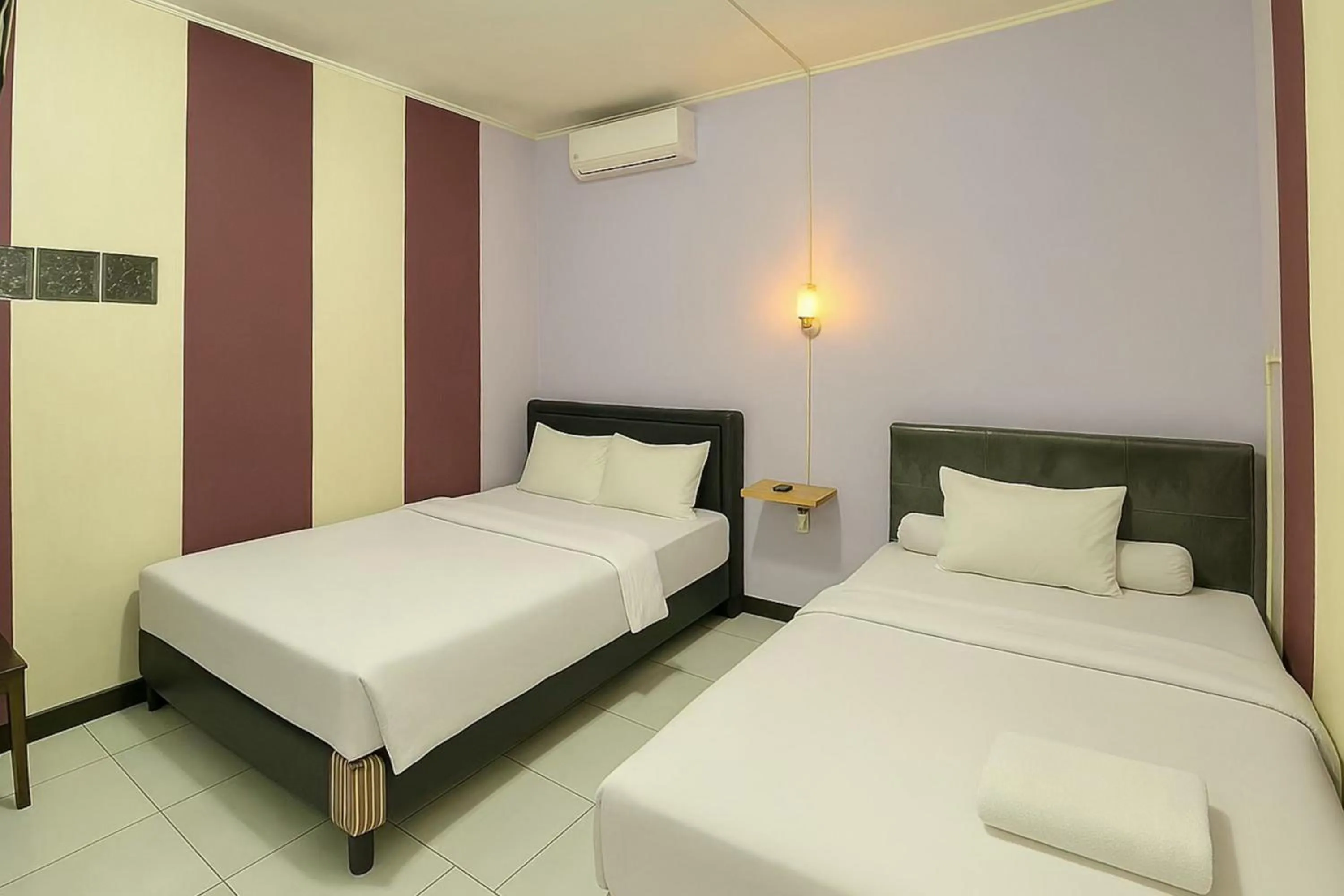 Bedroom, Bed in Hotel Bintang Mitra RedDoorz