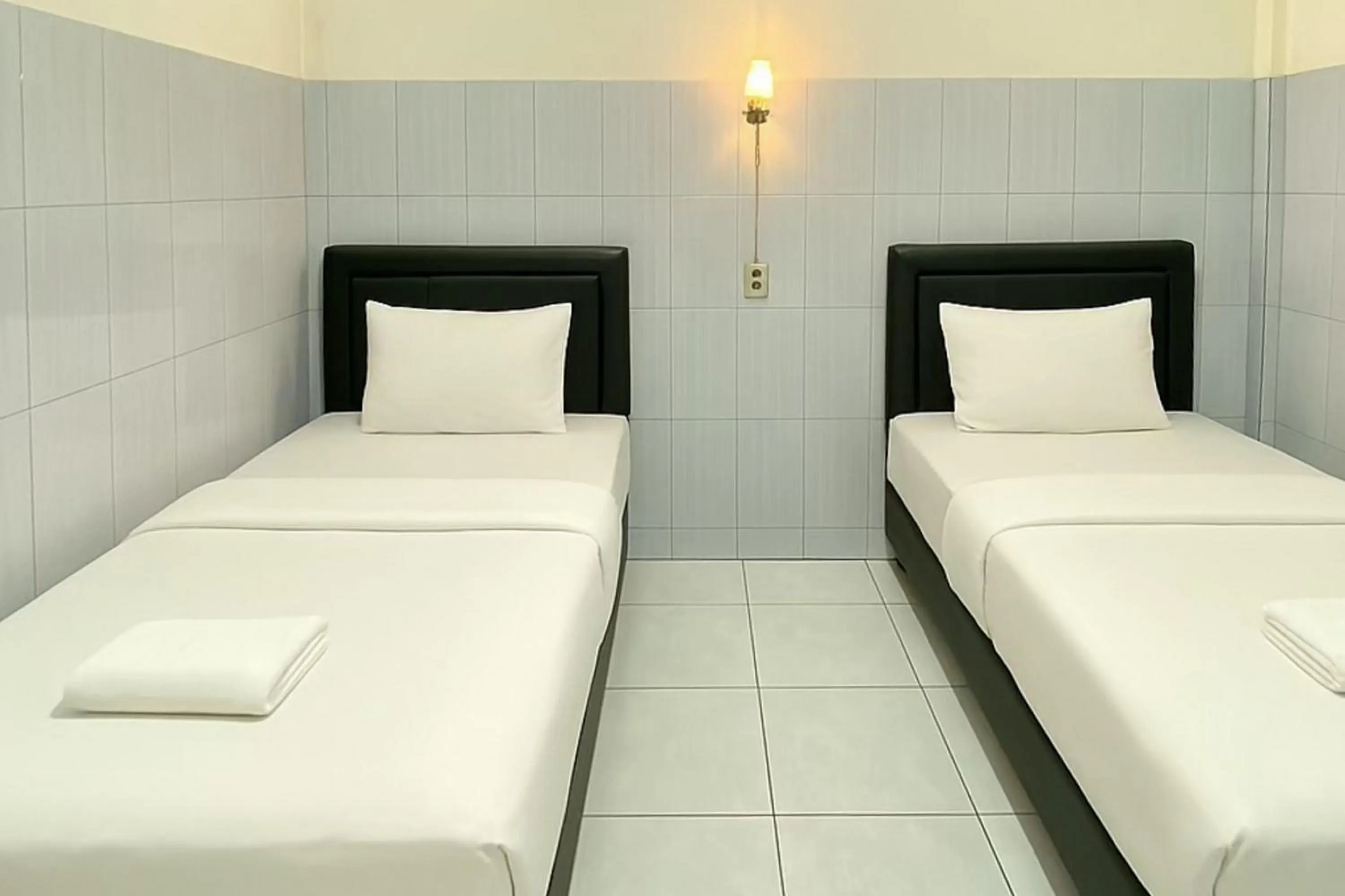 Bedroom, Bed in Hotel Bintang Mitra RedDoorz