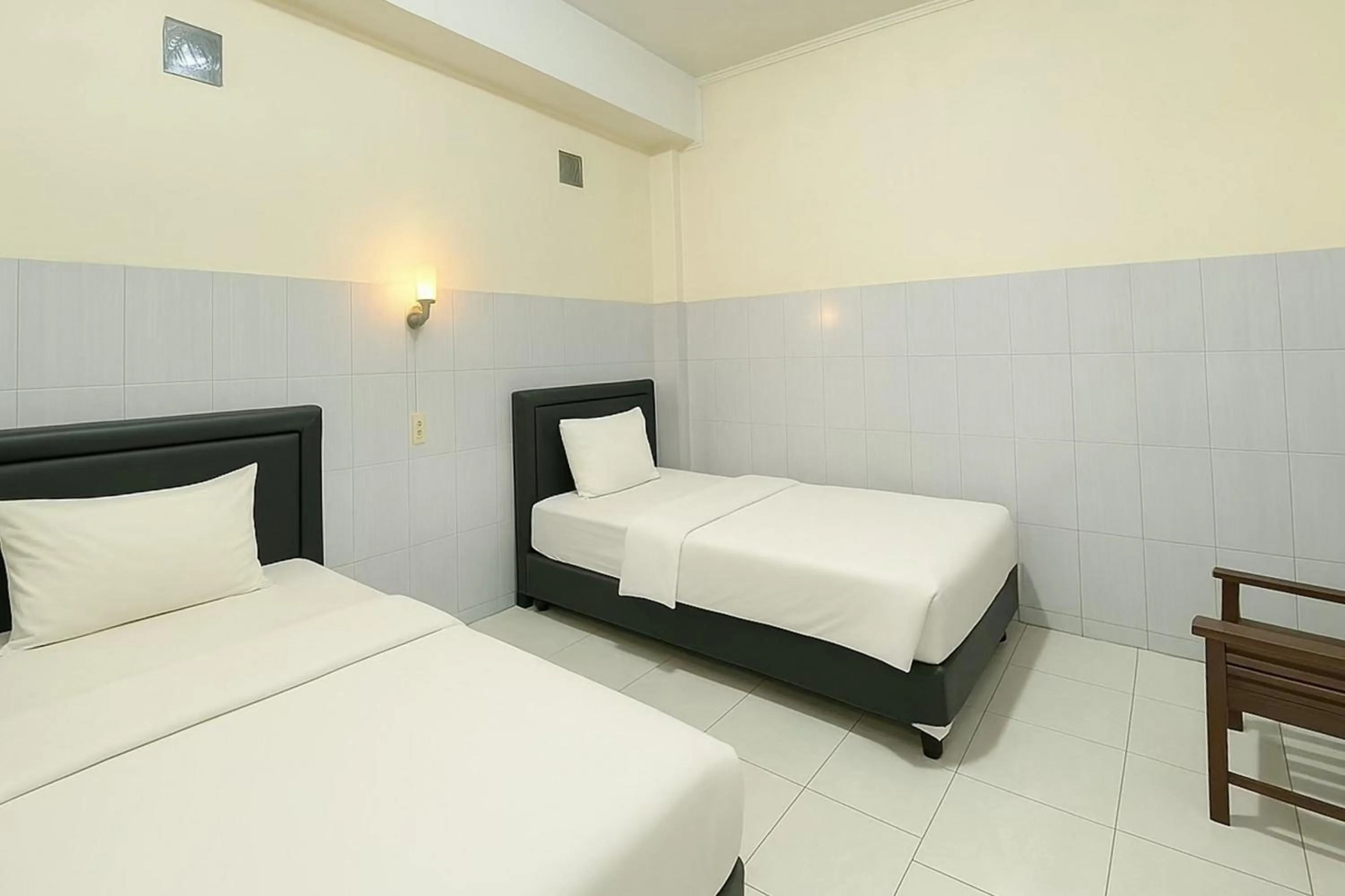 Bedroom, Bed in Hotel Bintang Mitra RedDoorz