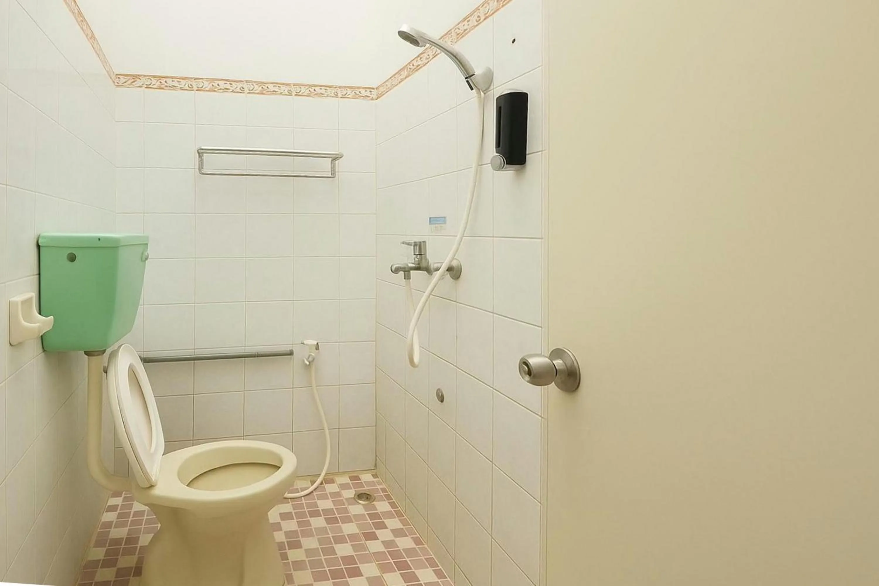 Bathroom in Hotel Bintang Mitra RedDoorz