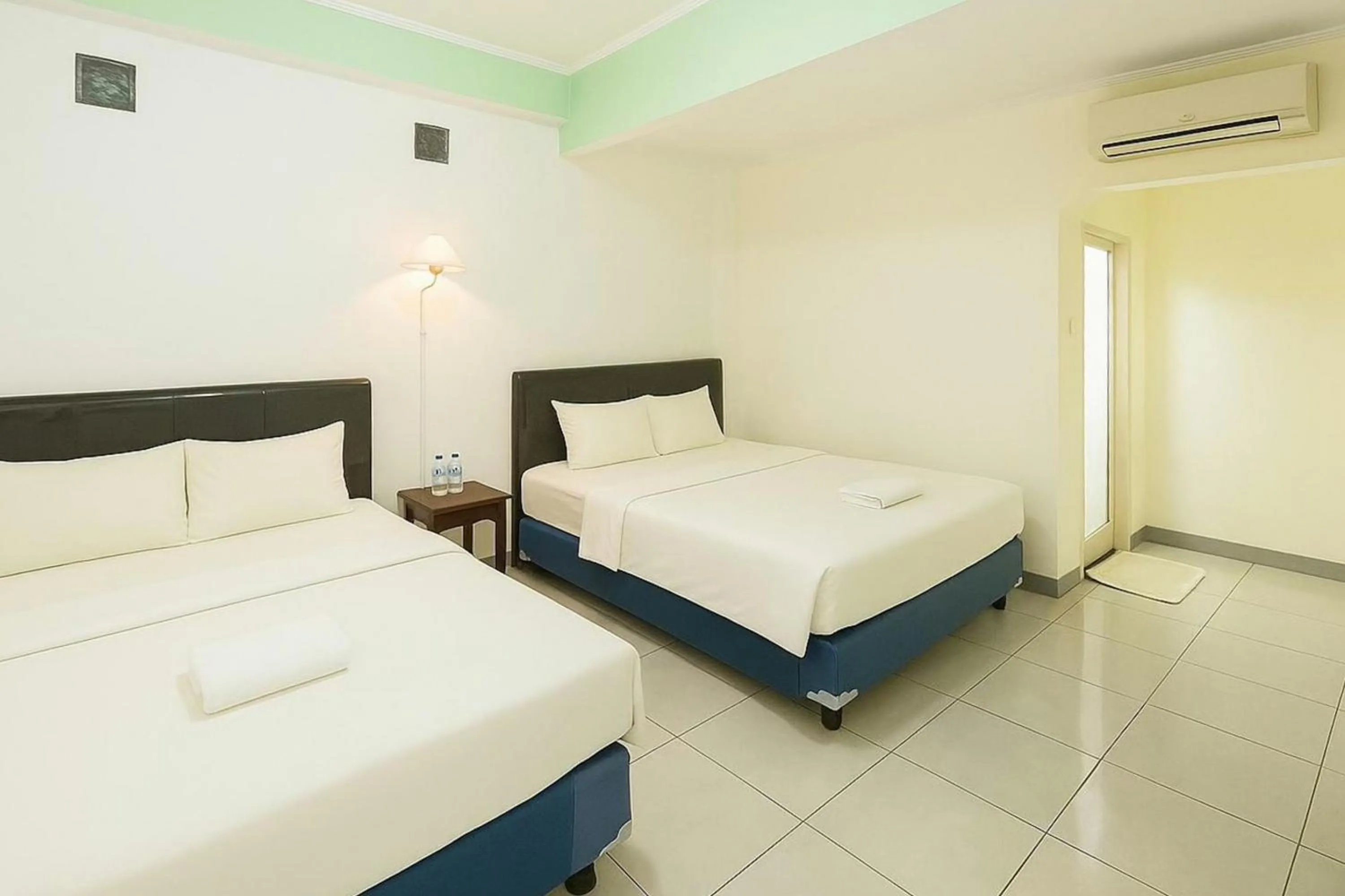 Bedroom, Bed in Hotel Bintang Mitra RedDoorz
