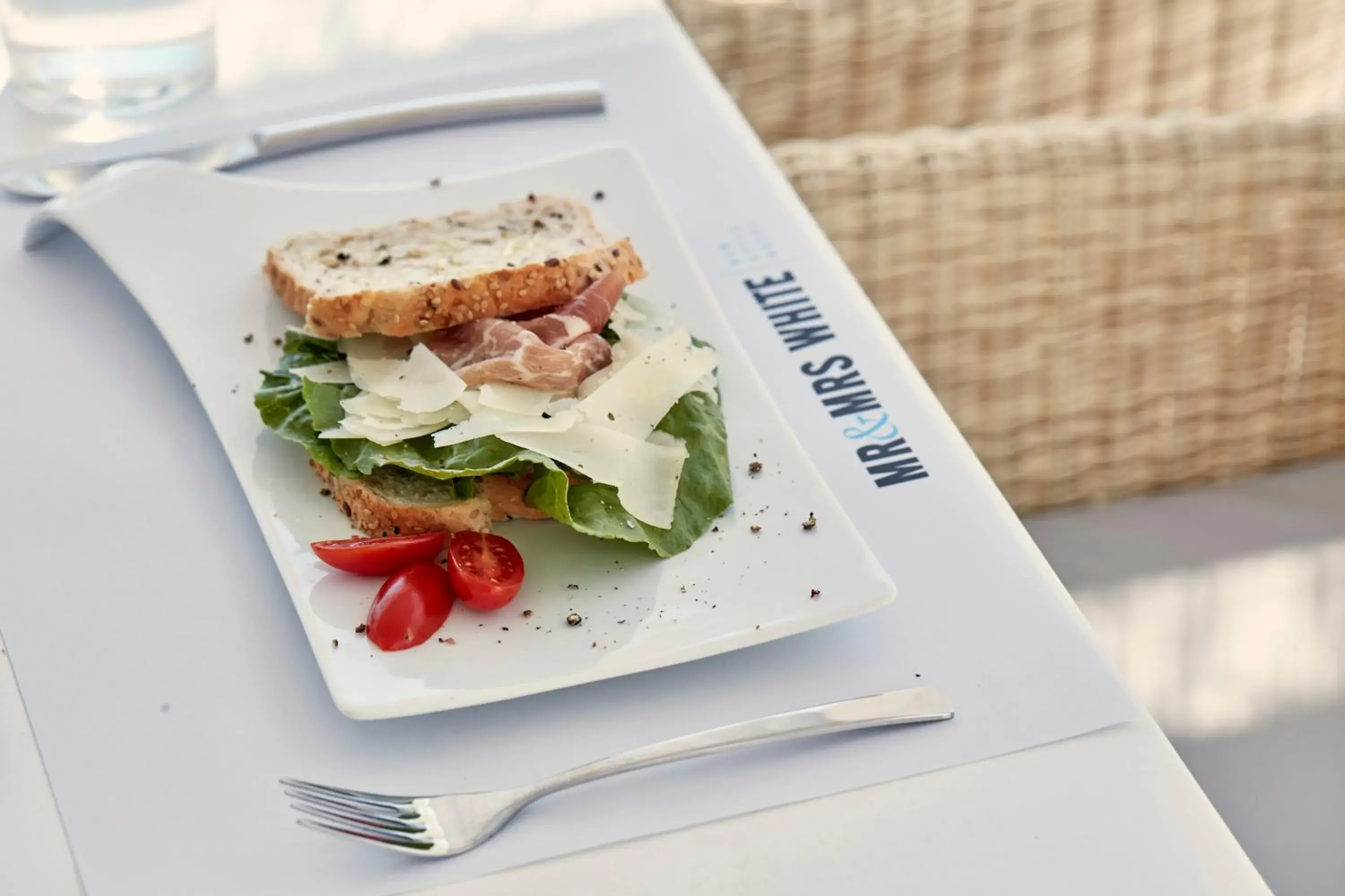 Restaurant/places to eat in Mr and Mrs White Paros Restaurant/places to eat in Mr and Mrs White Paros