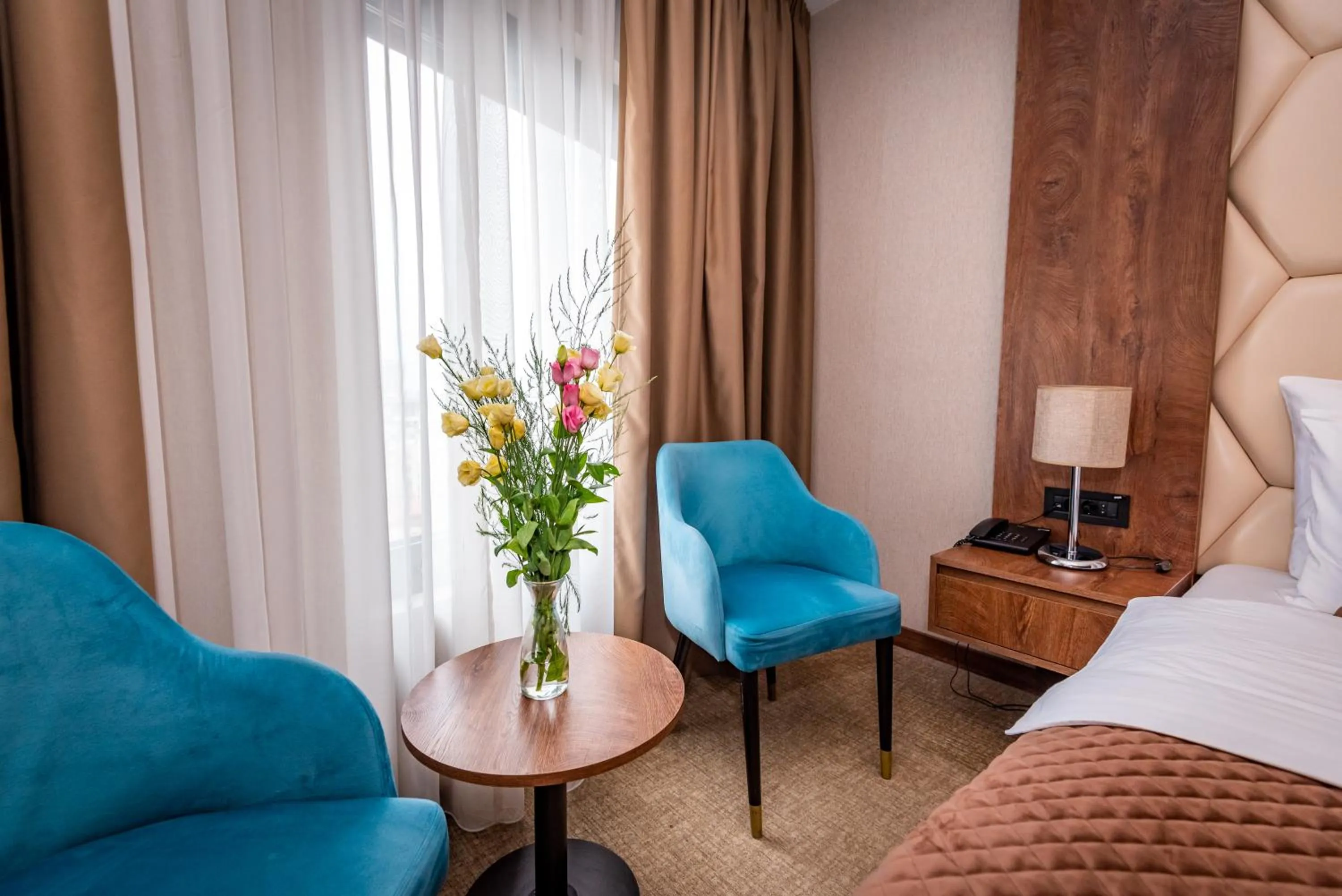 Seating area, Bed in Amsterdam Hotel