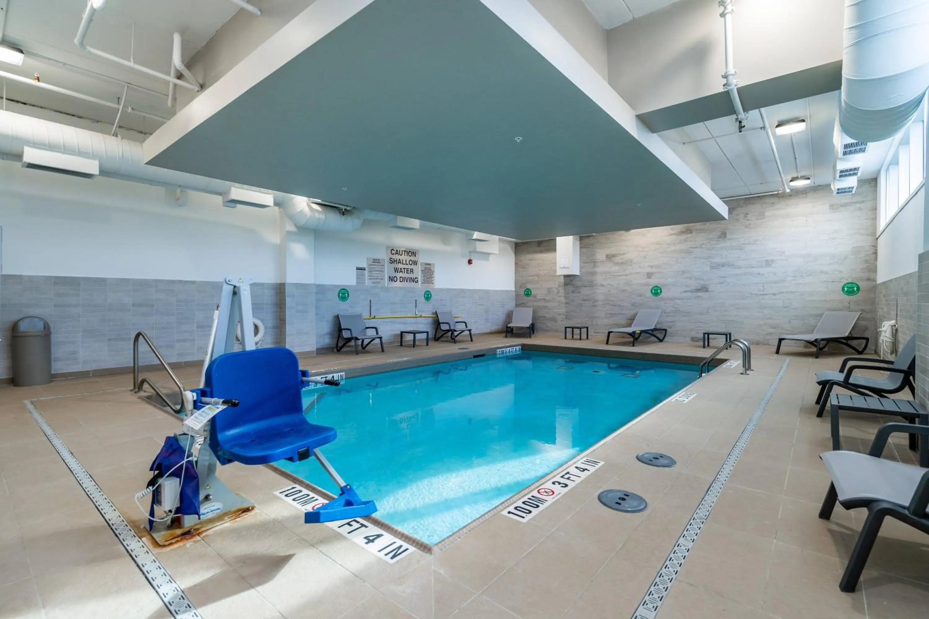 Swimming pool in Courtyard by Marriott Burlington-Oakville