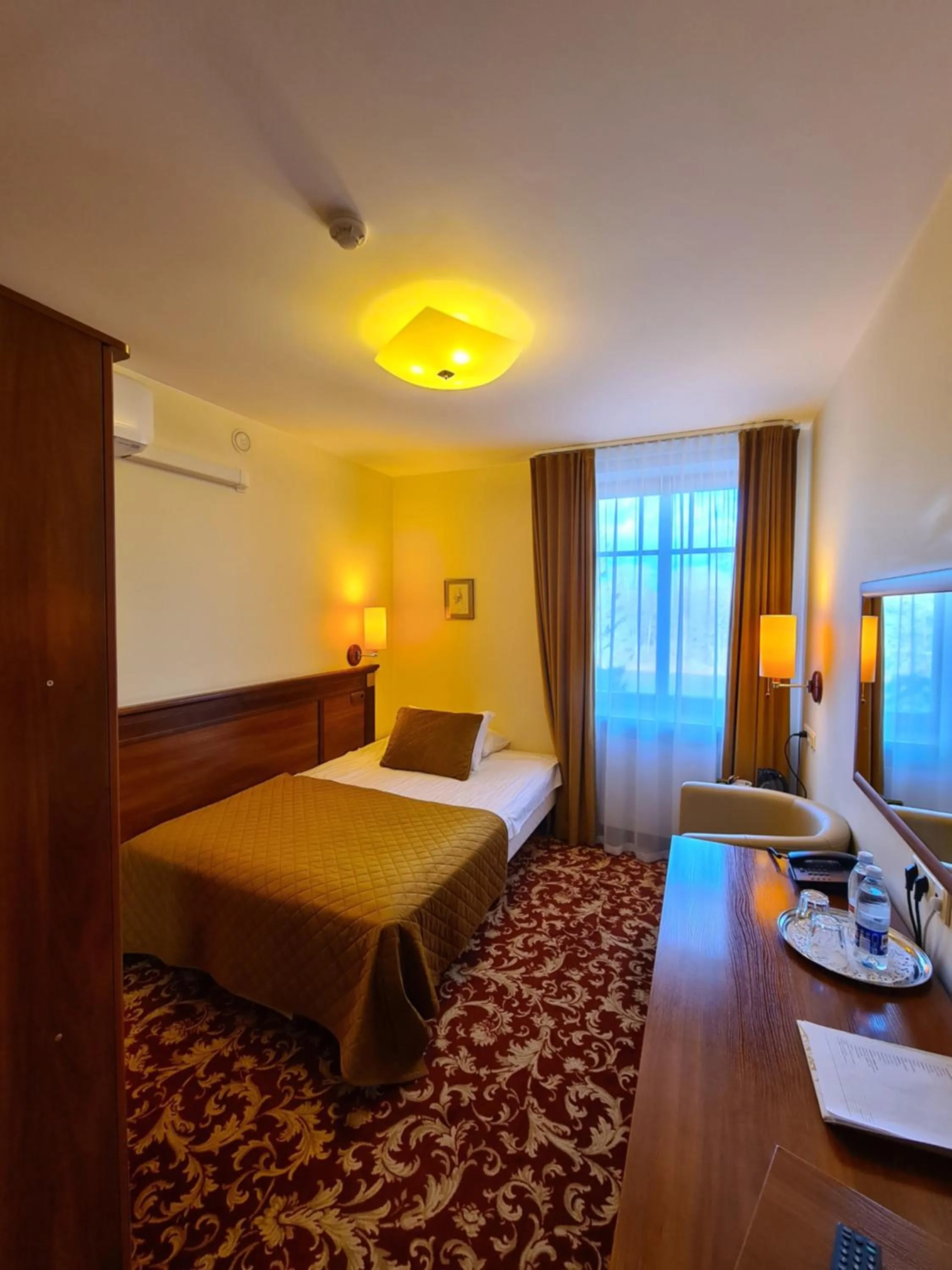 Property building, Bed in Hotel Violeta