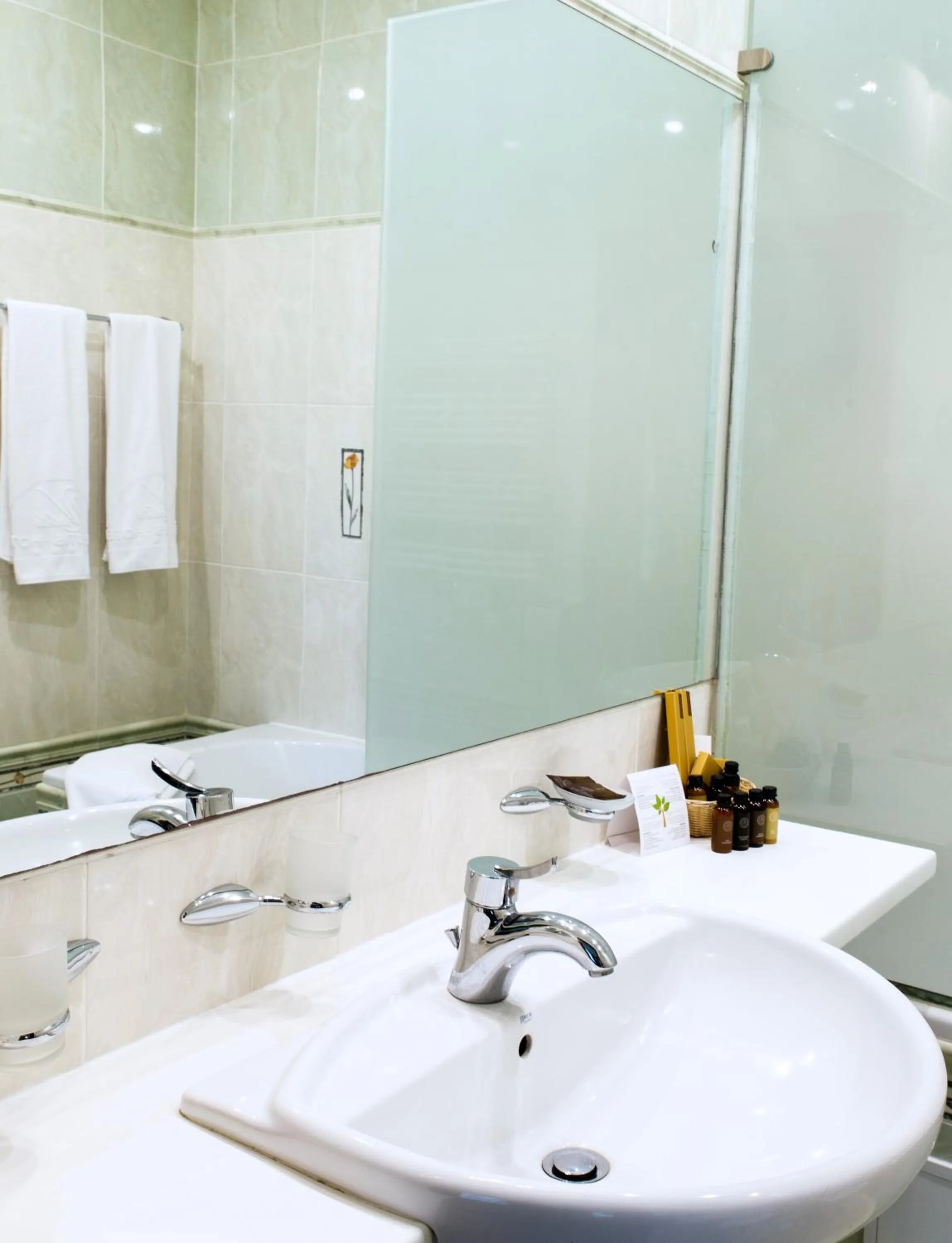 Shower in Hotel Violeta