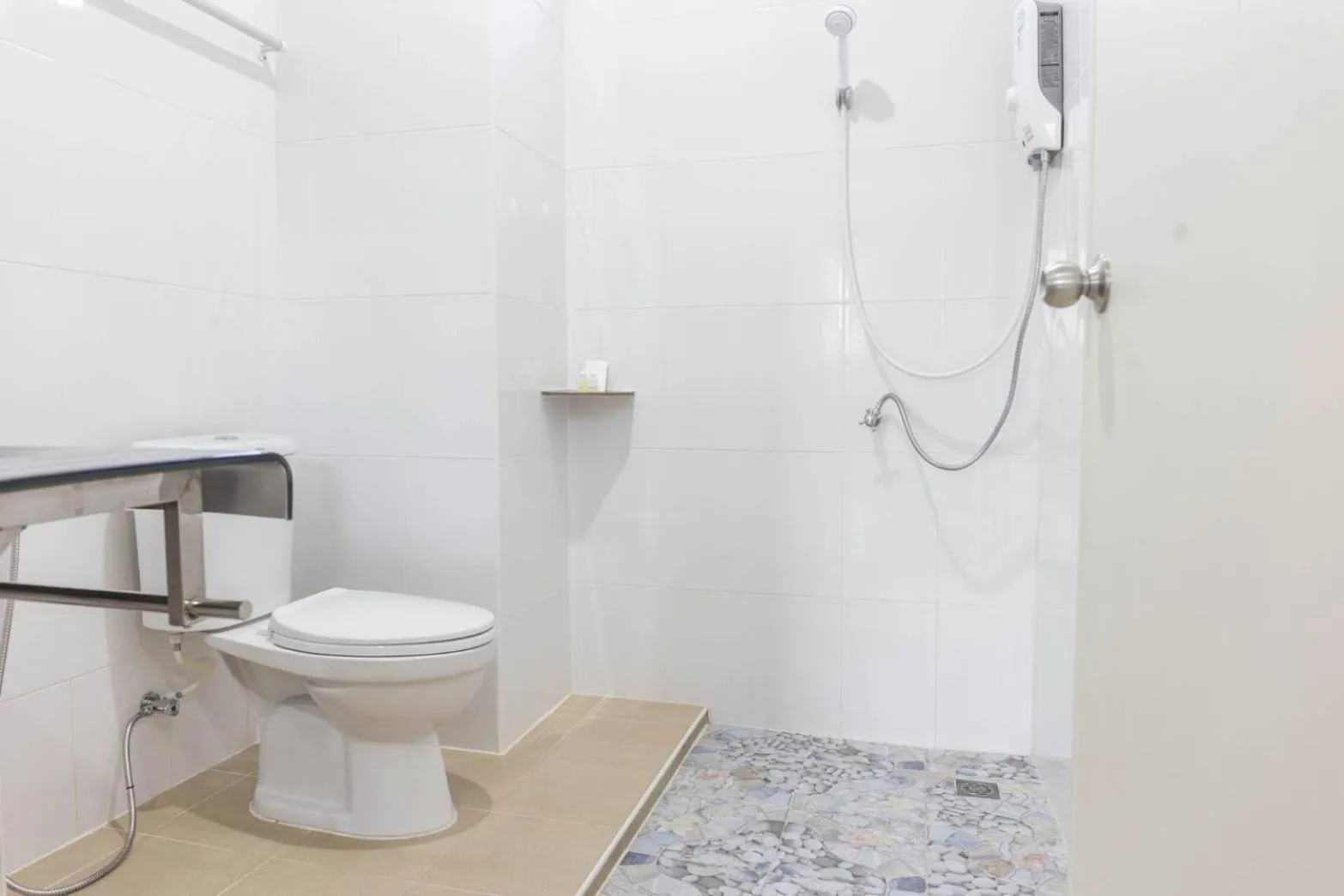 Bathroom in Yaibua Hotel