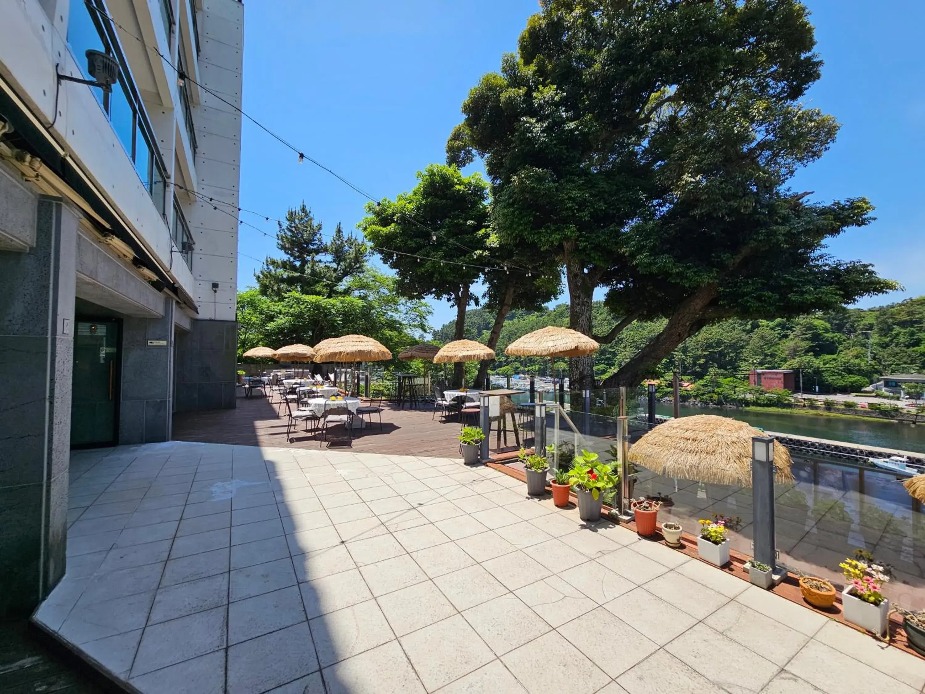 Property building in Cheonjiyeon Crystal Hotel Property building in Cheonjiyeon Crystal Hotel