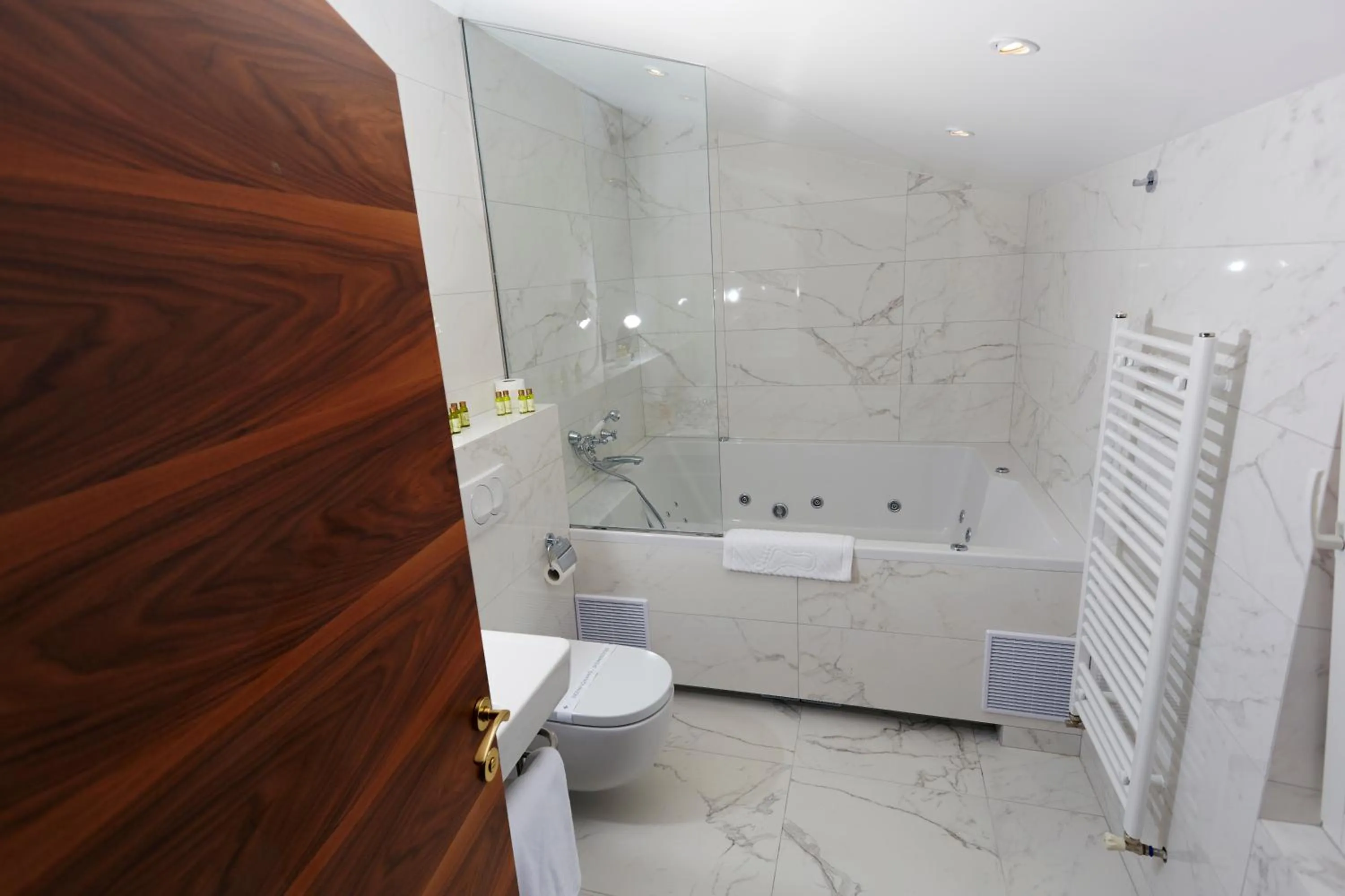 Hot Tub in Jupiter Heritage Hotel