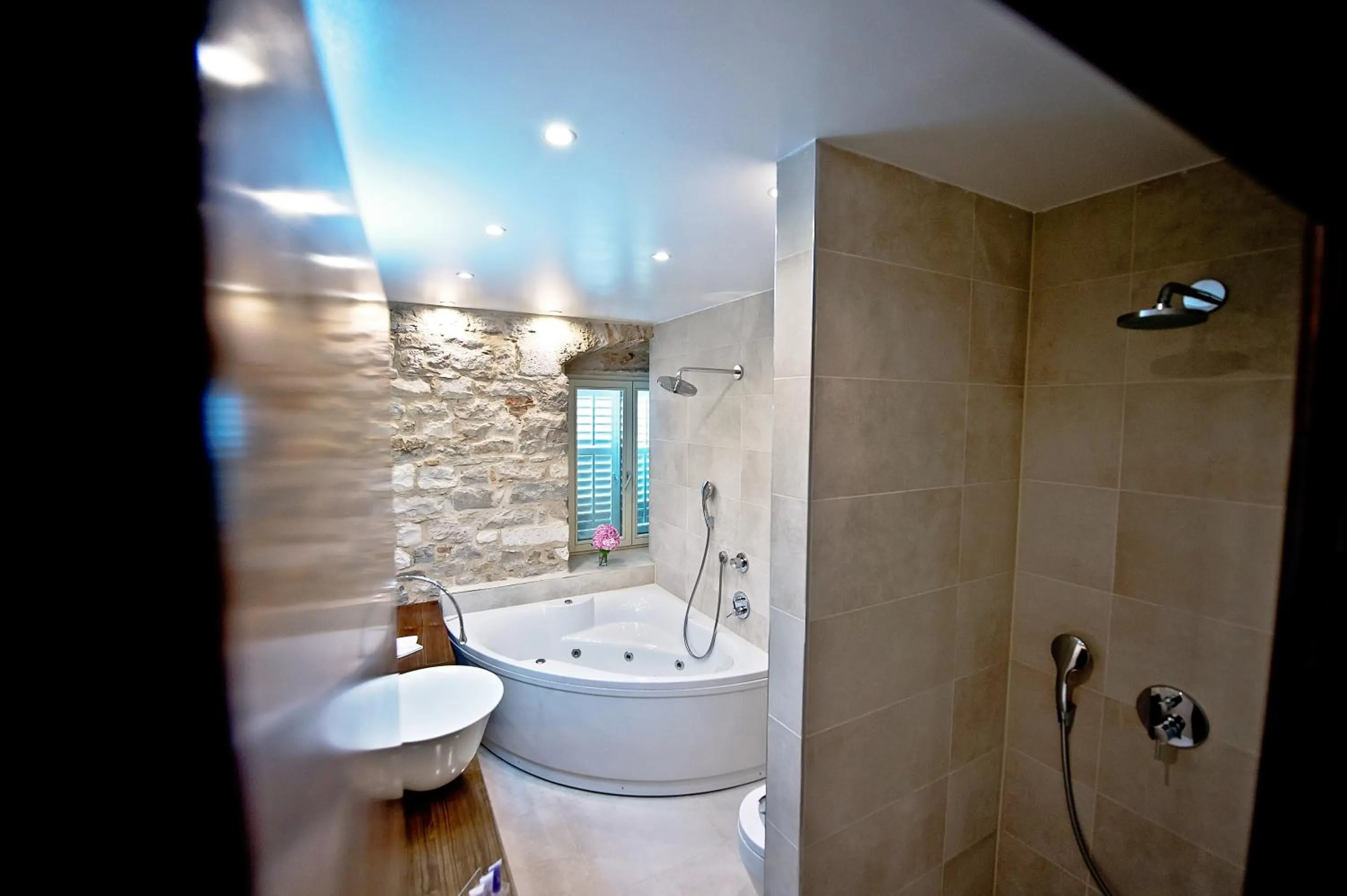 Bathroom in Jupiter Heritage Hotel