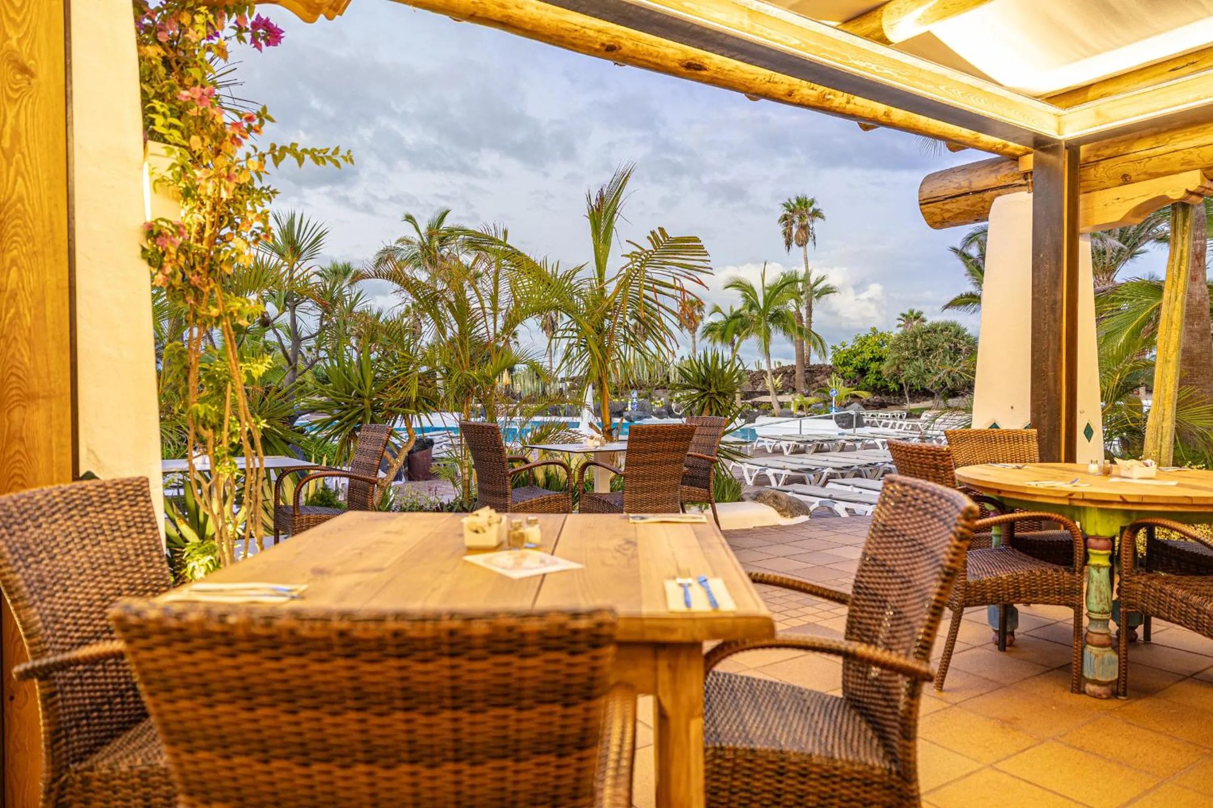 Restaurant/places to eat in Parque Santiago IV Official