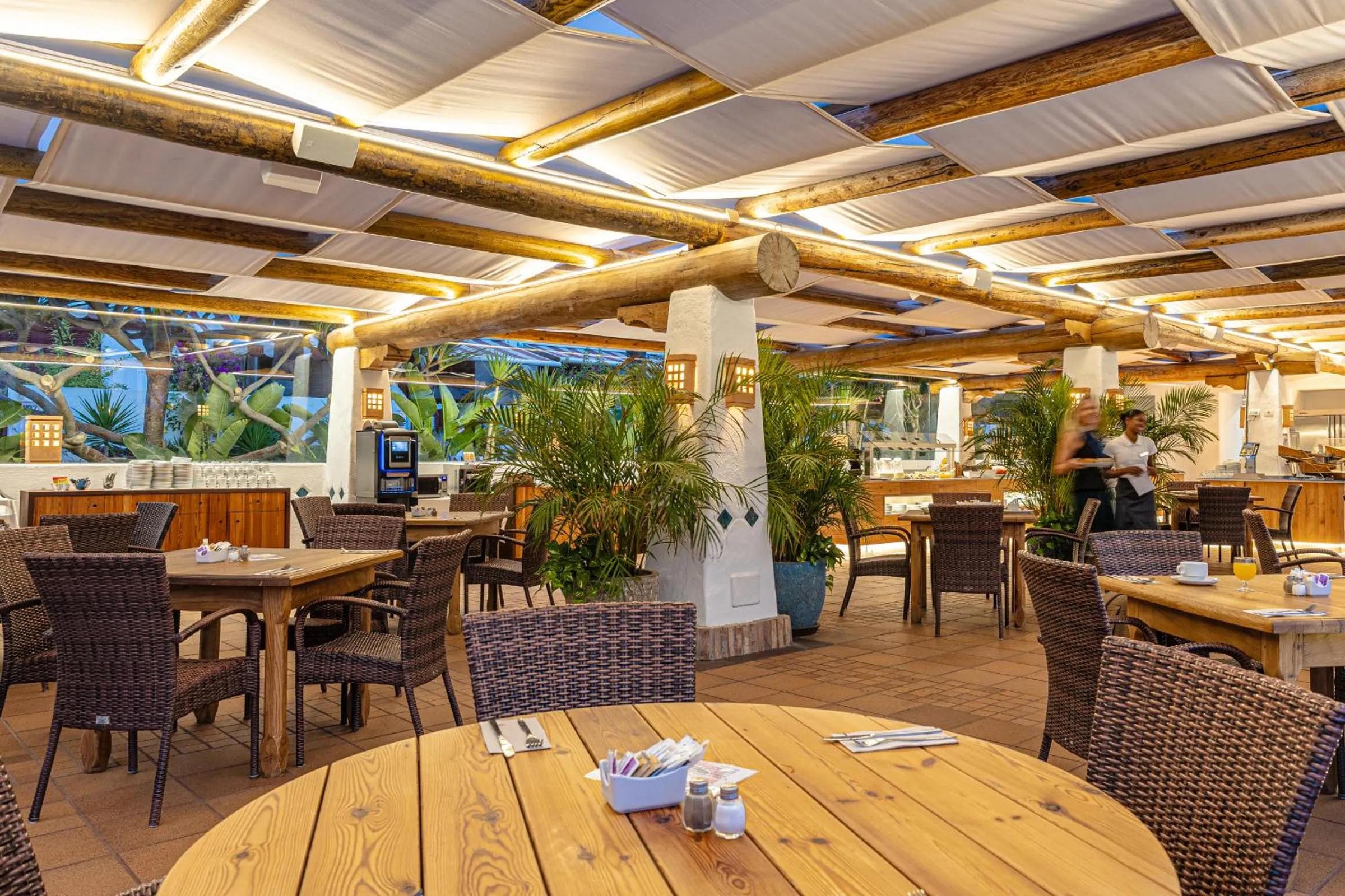 Restaurant/places to eat in Parque Santiago IV Official