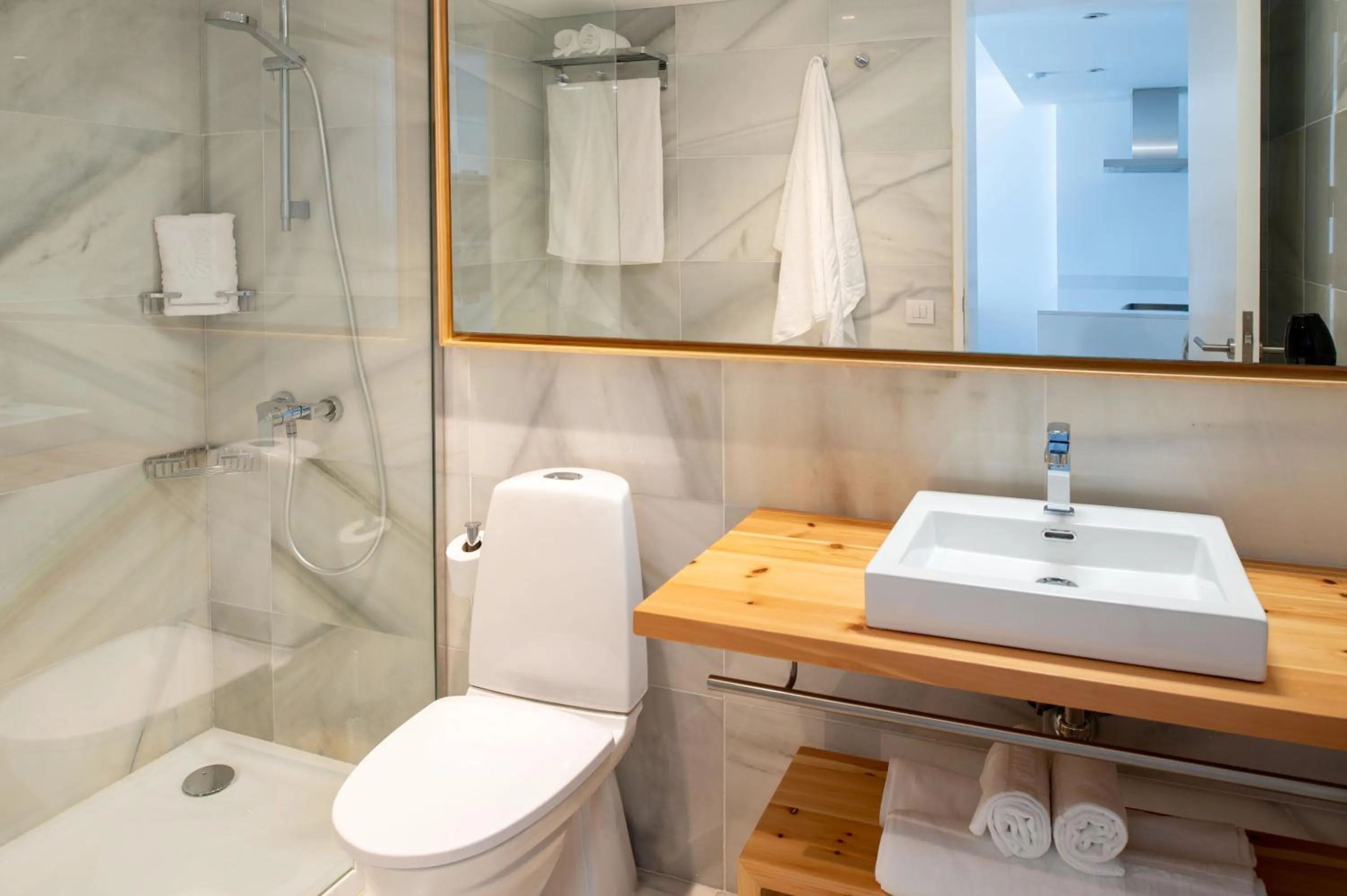 Shower in Parque Santiago IV Official