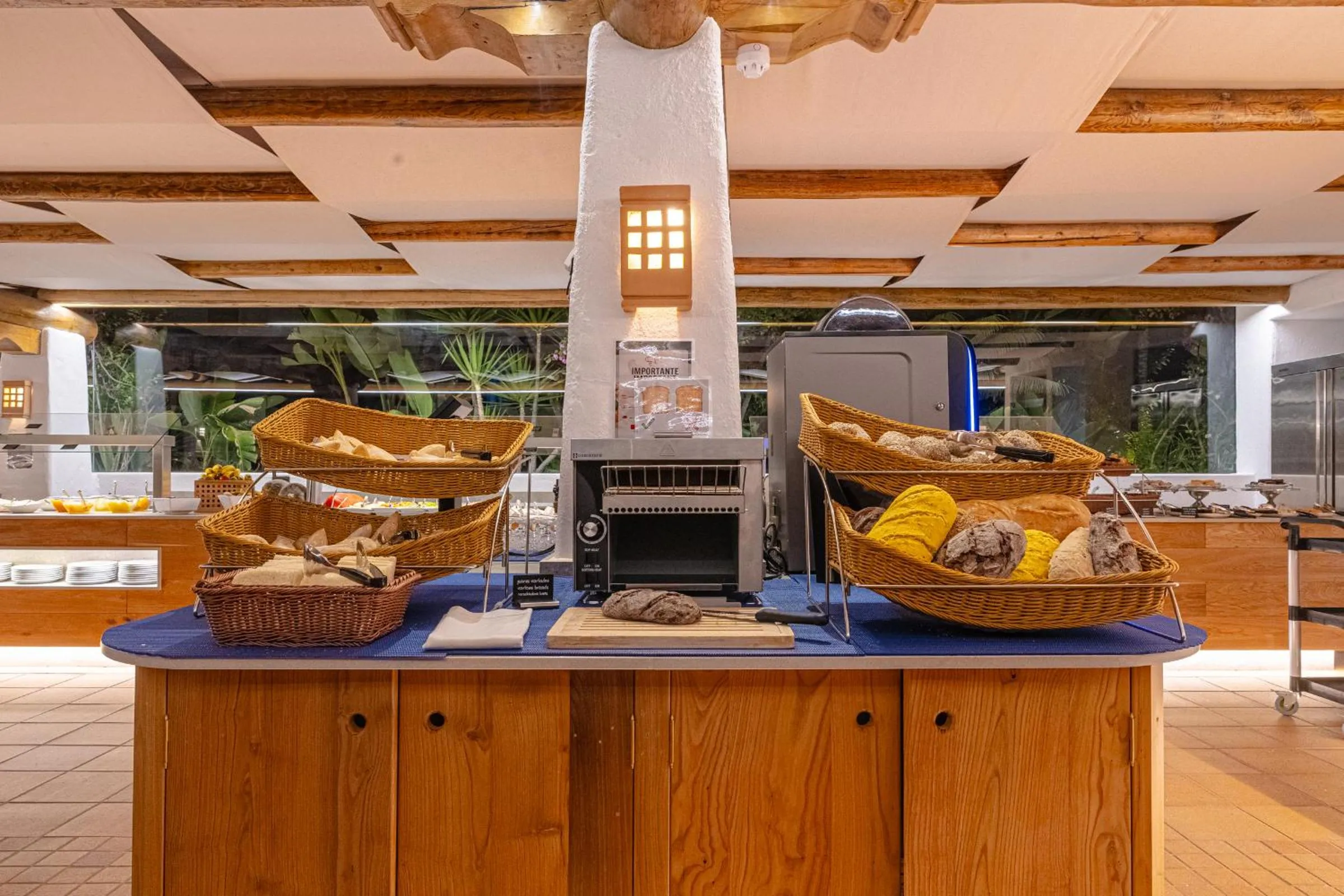 Restaurant/places to eat in Parque Santiago IV Official