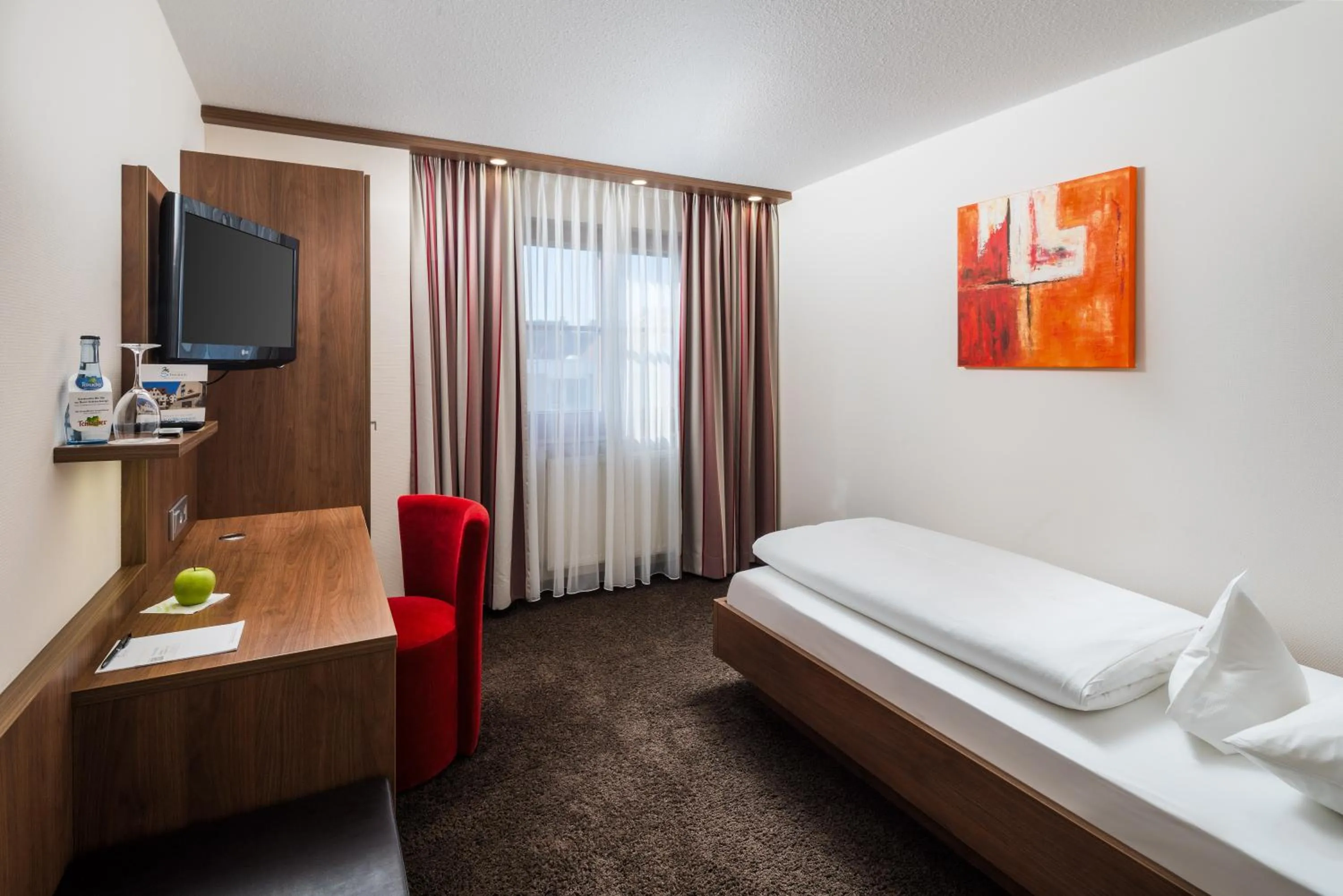 Photo of the whole room, Bed in Hotel Schwanen