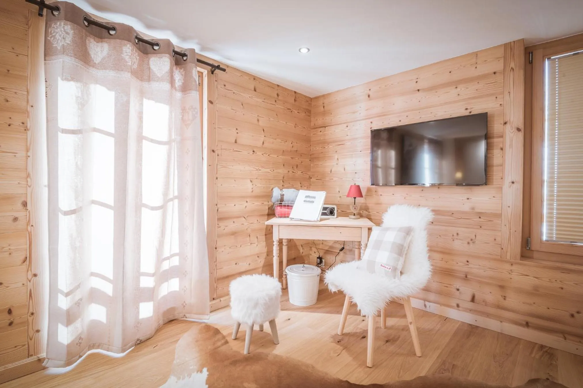 TV and multimedia in Lifestyle Rooms & Suites by Beau-Séjour