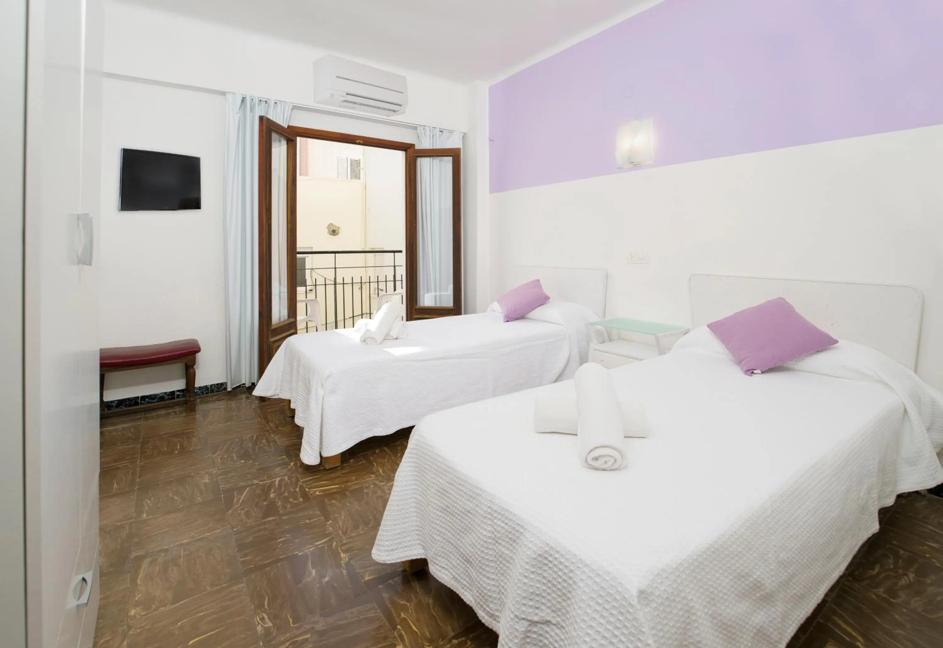 TV and multimedia, Bed in Hostal Alicante