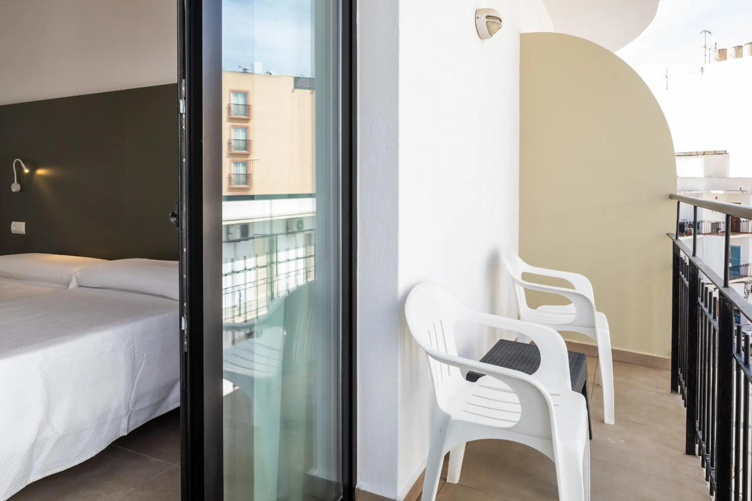 Balcony/Terrace, Bed in Hostal Alicante