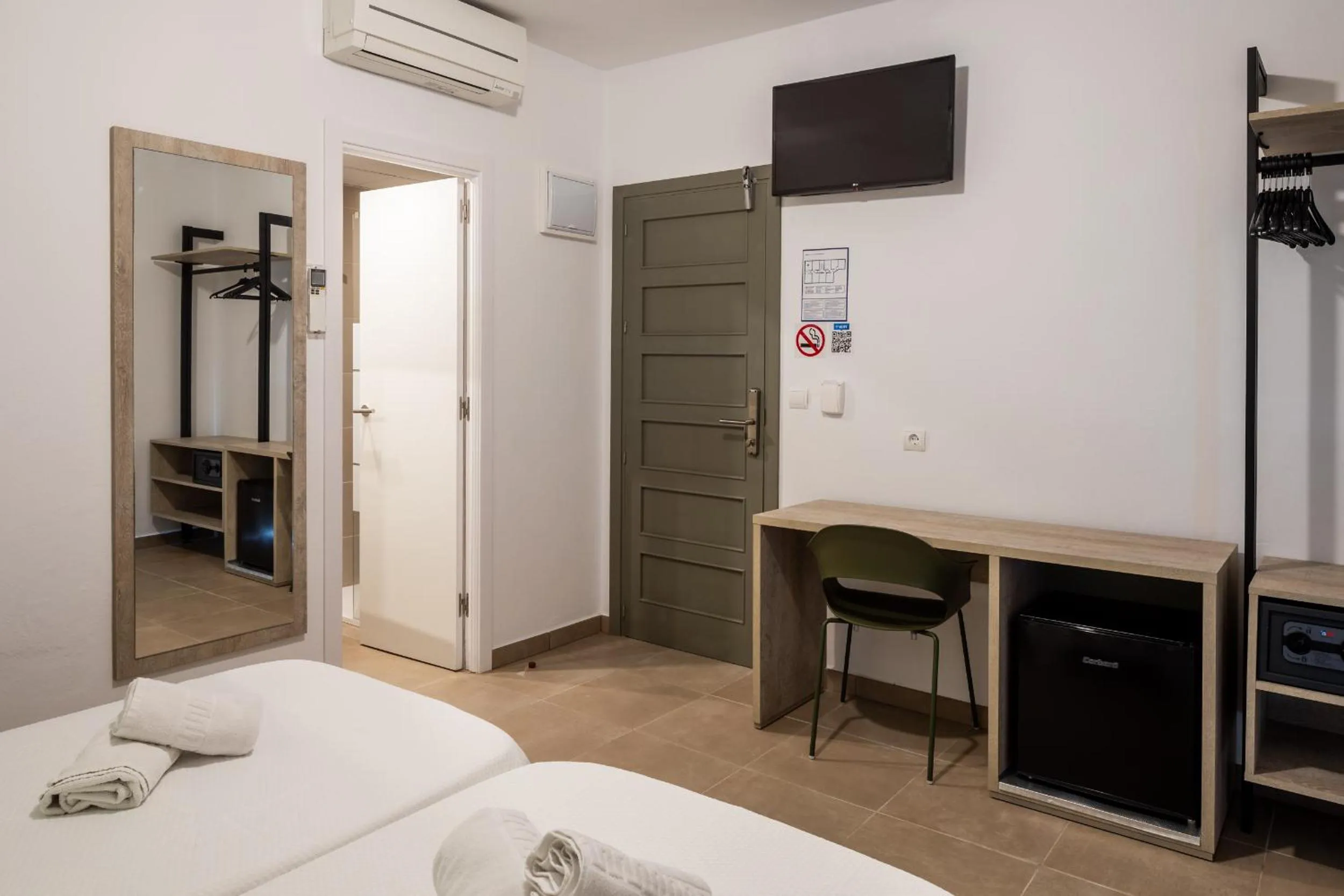 TV and multimedia, Bed in Hostal Alicante