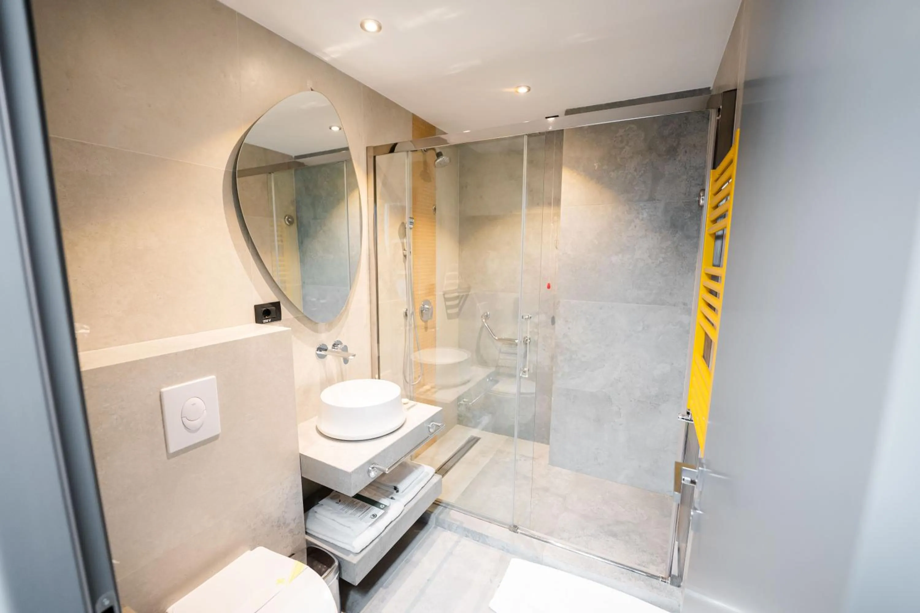 Shower in Mandachi Hotel & SPA