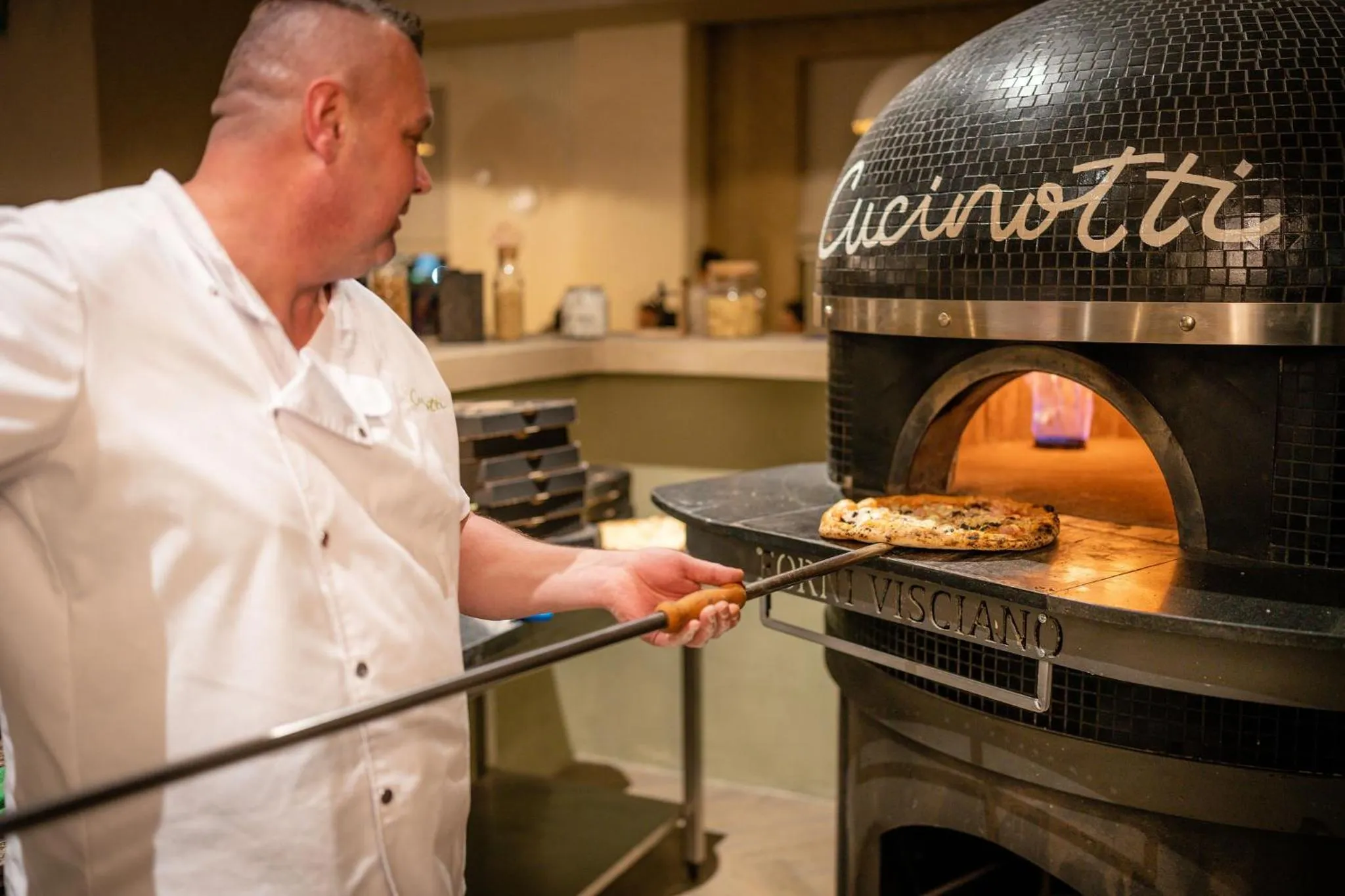 Restaurant/places to eat in Mandachi Hotel & SPA