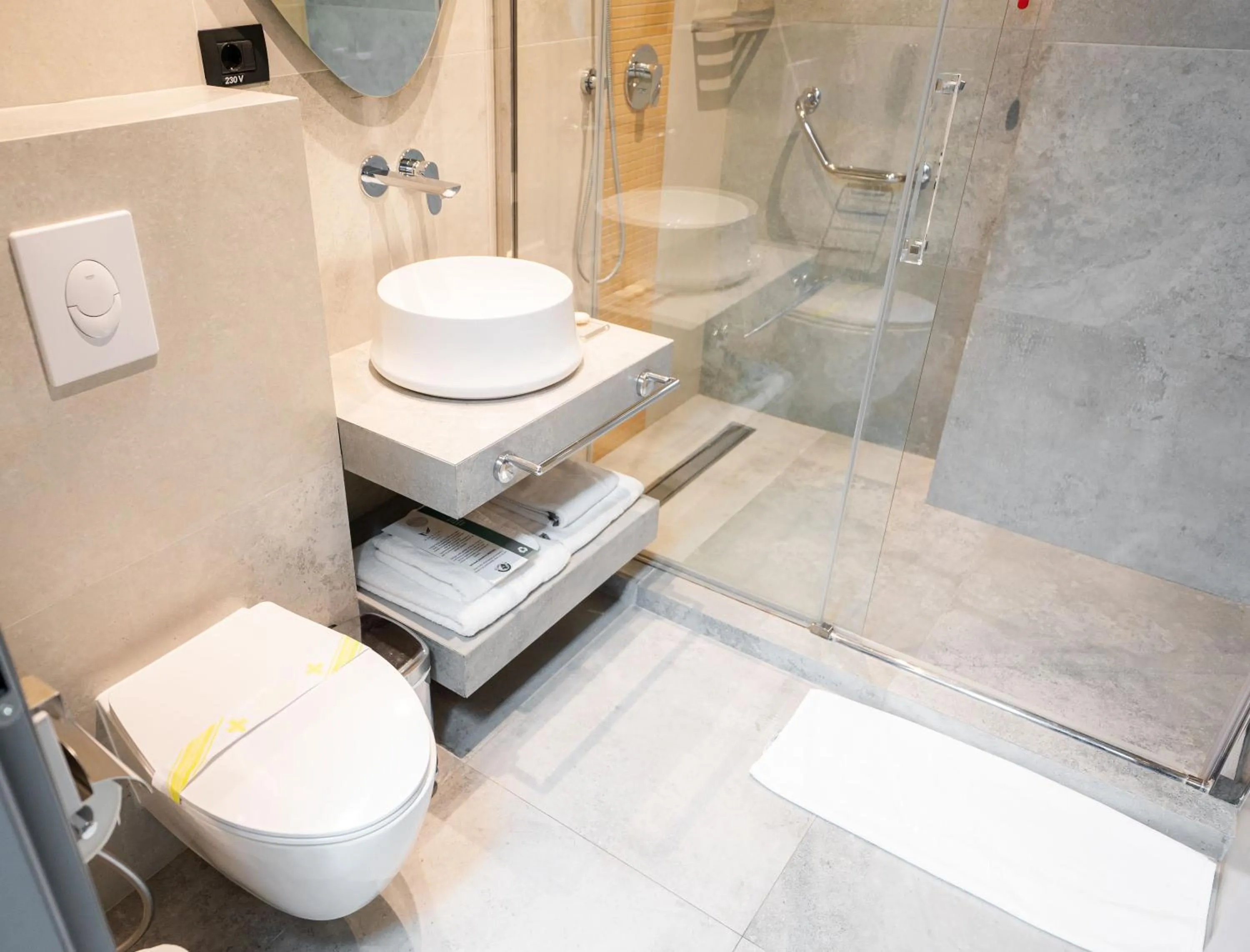 Shower in Mandachi Hotel & SPA