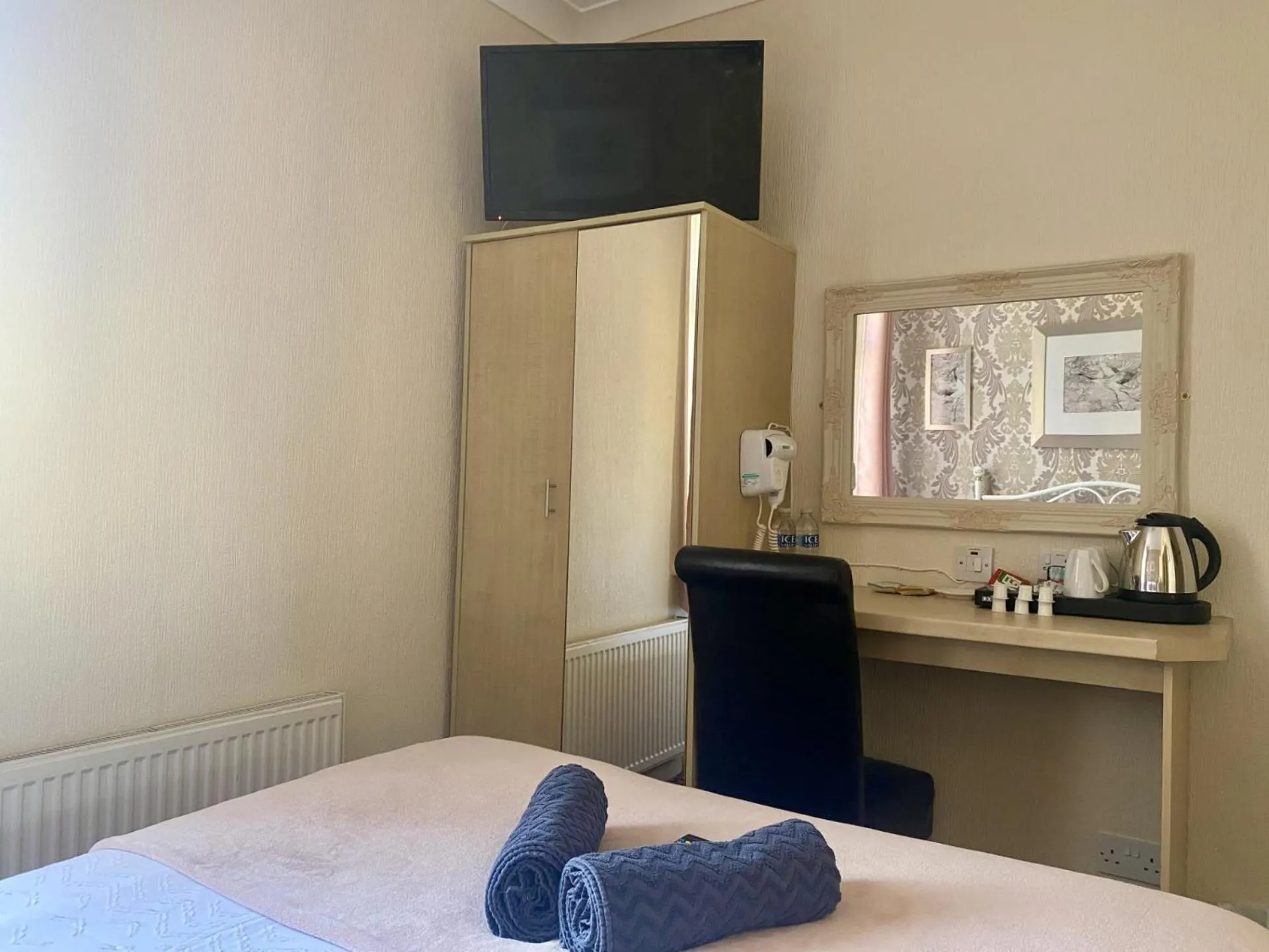 TV and multimedia, Bed in The Libra - Adults Only B&B with guaranteed carpark