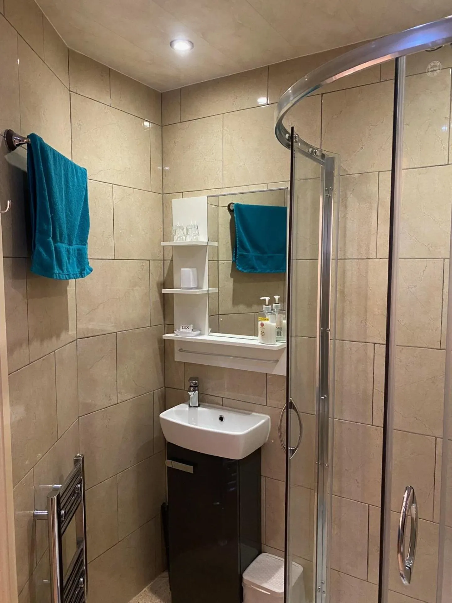 Shower in The Libra - Adults Only B&B with guaranteed carpark