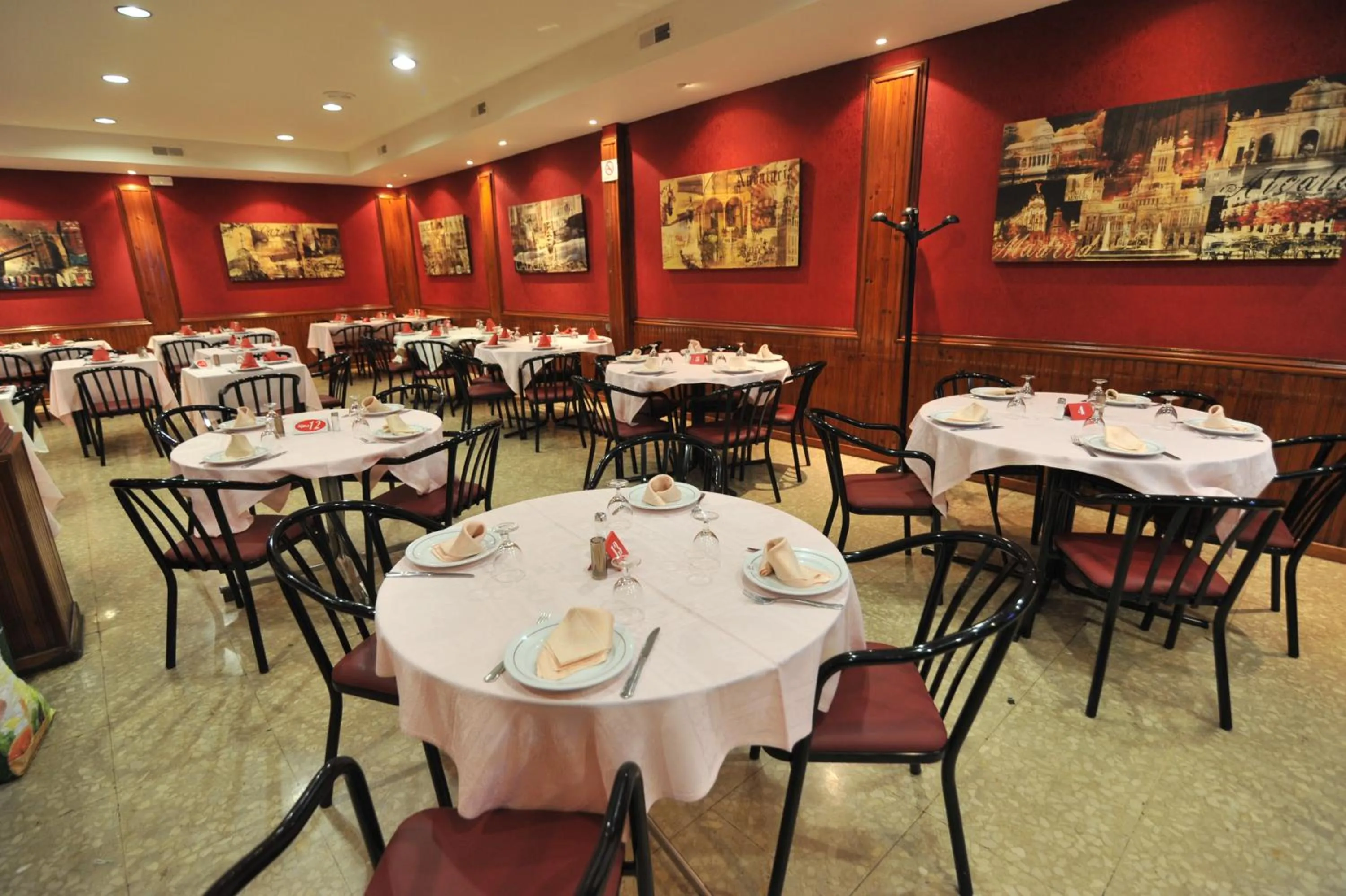 Restaurant/places to eat in Hostal Goyma III