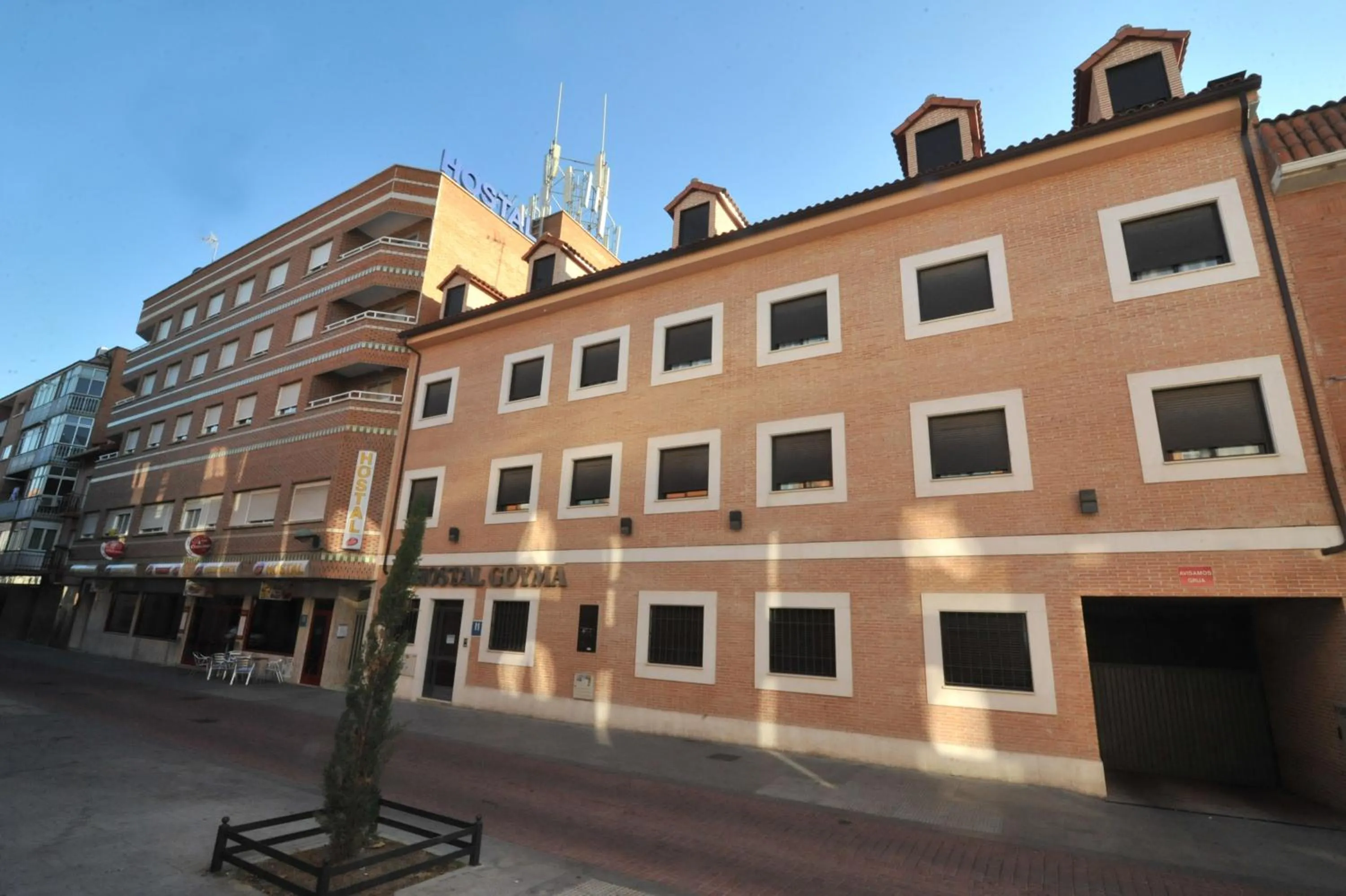 Facade/entrance in Hostal Goyma III