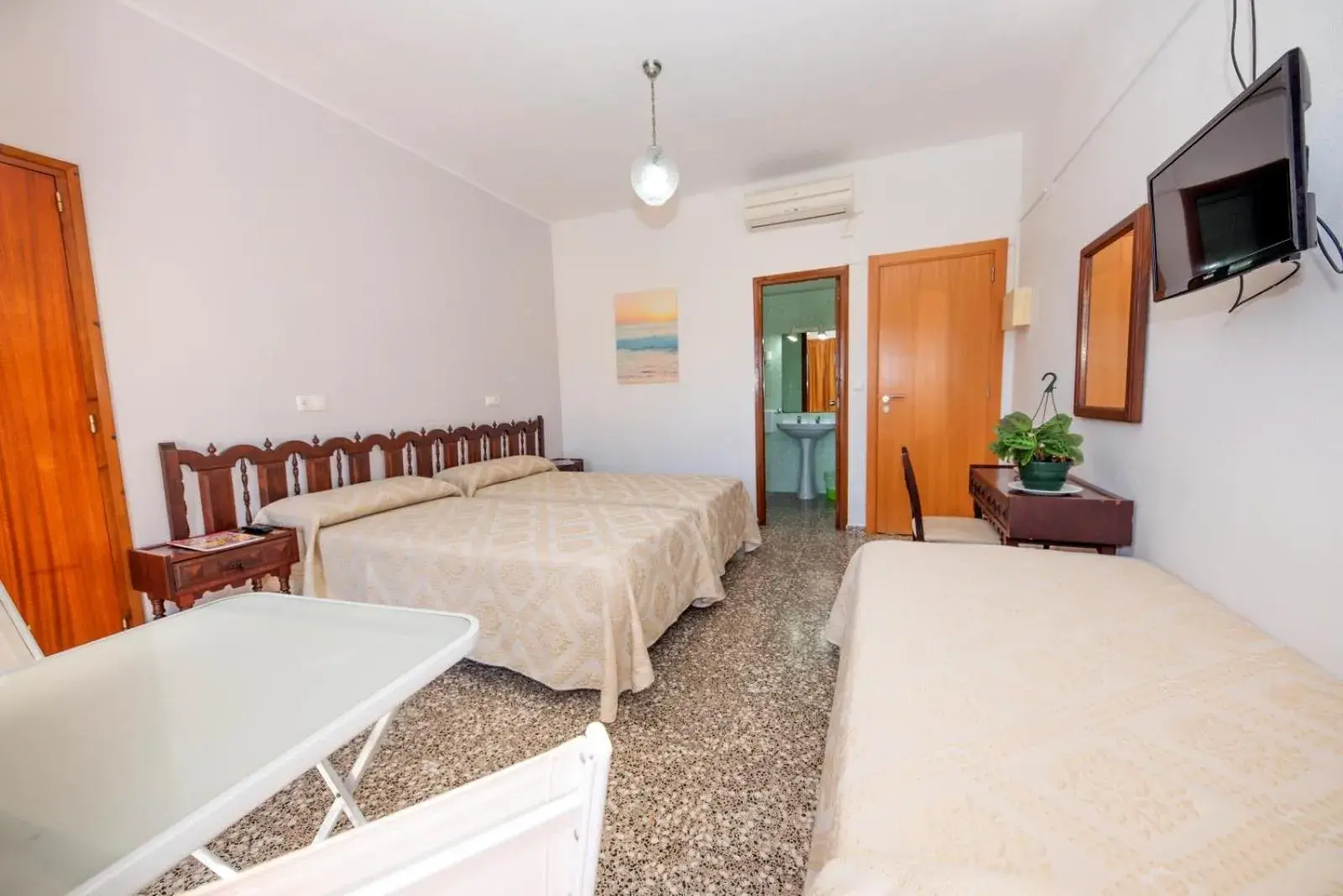 Triple Room in Hostal y Apartamentos Santa Eulalia Triple Room in Hostal y Apartamentos Santa Eulalia