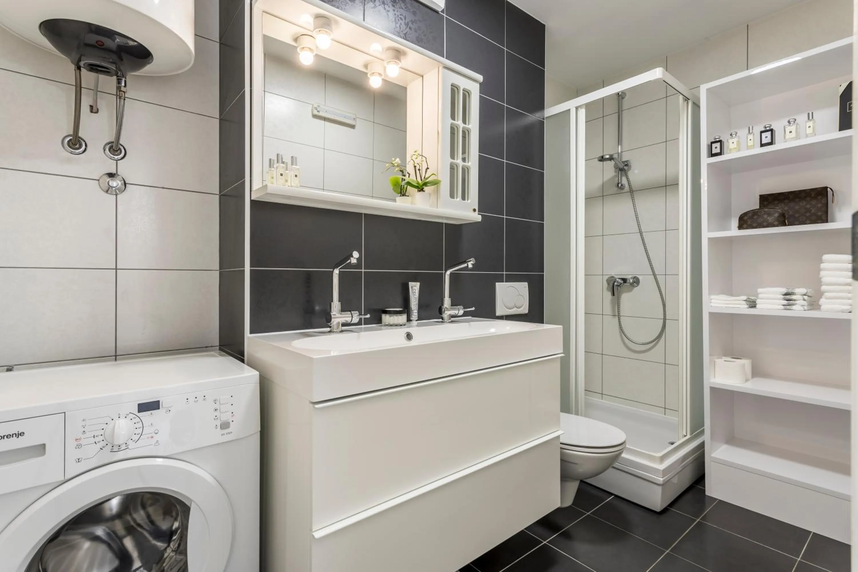 Shower in Adriatic Queen Rooms & Apartments